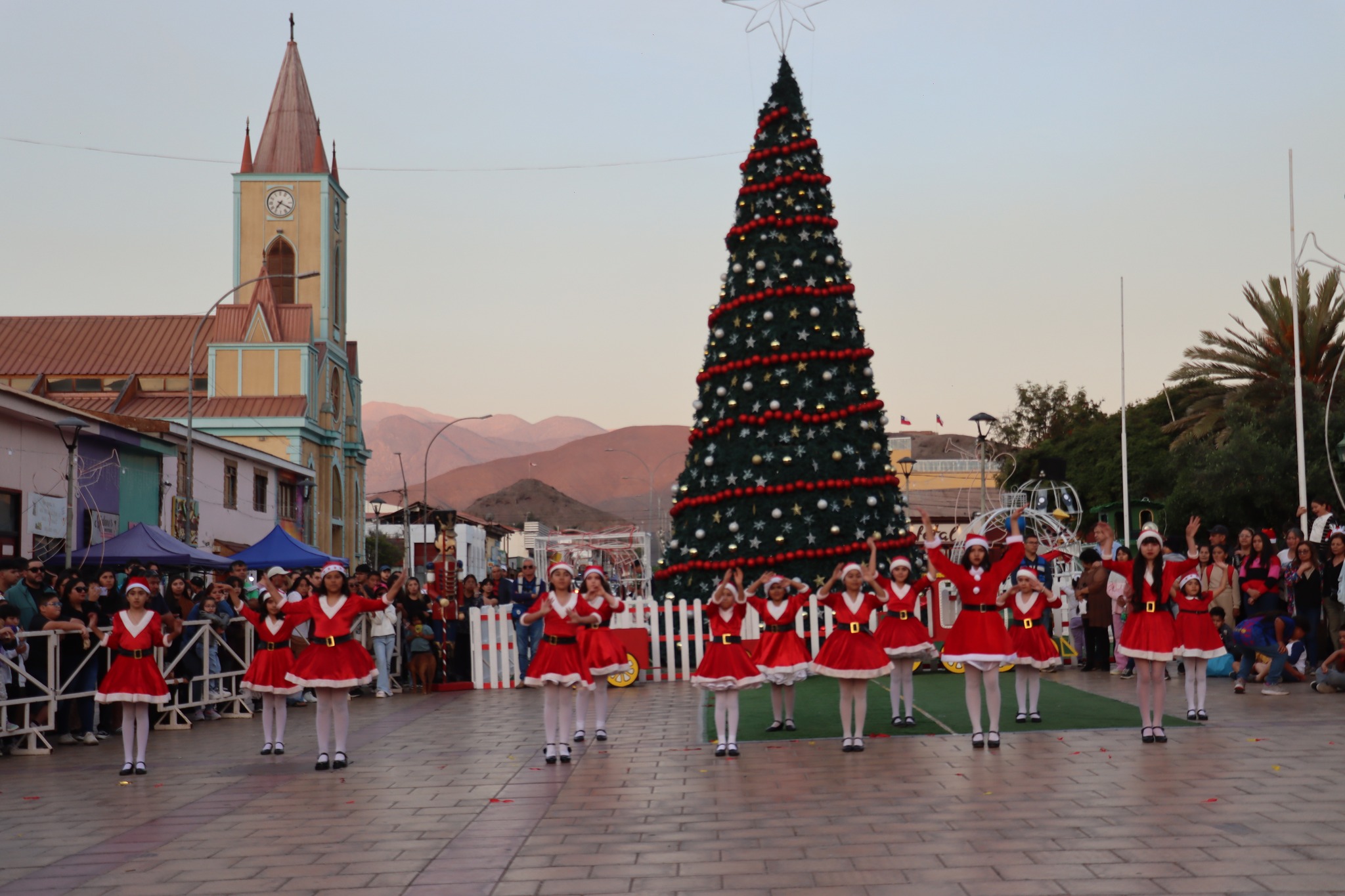 Presentación de niñas de la Academia de Danza frente al Árbol de Navidad en la Plaza de Armas de Taltal 2025