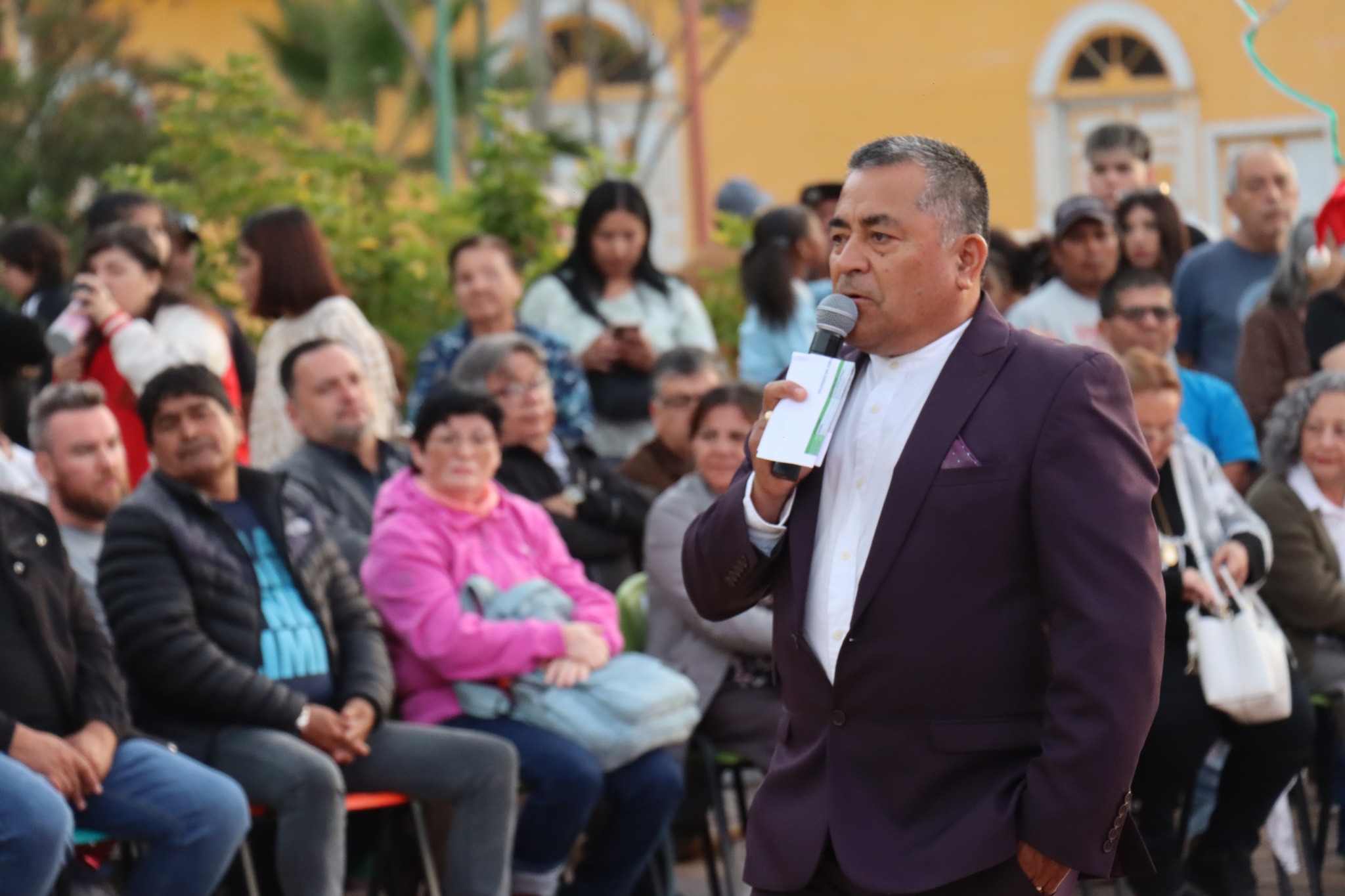 Animador Mario Castillo Guitérrez dirigiéndose al público en la Plaza de Armas