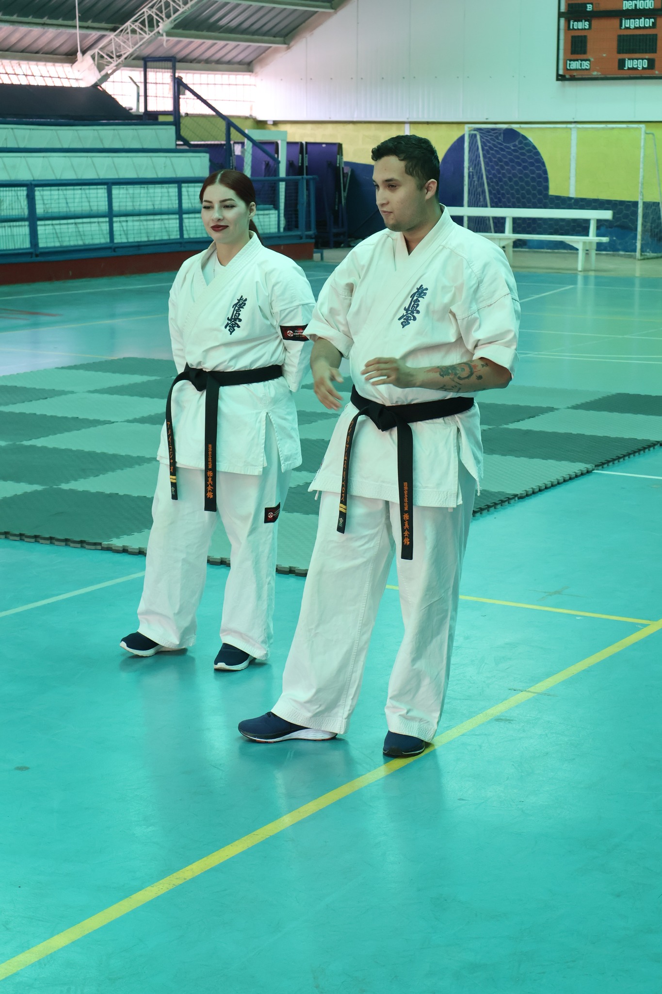 Los instructores de karate Kyokushin Amei Collao y Williams Riveros entregan indicaciones durante la clase formativa realizada en el Estadio Techado.
