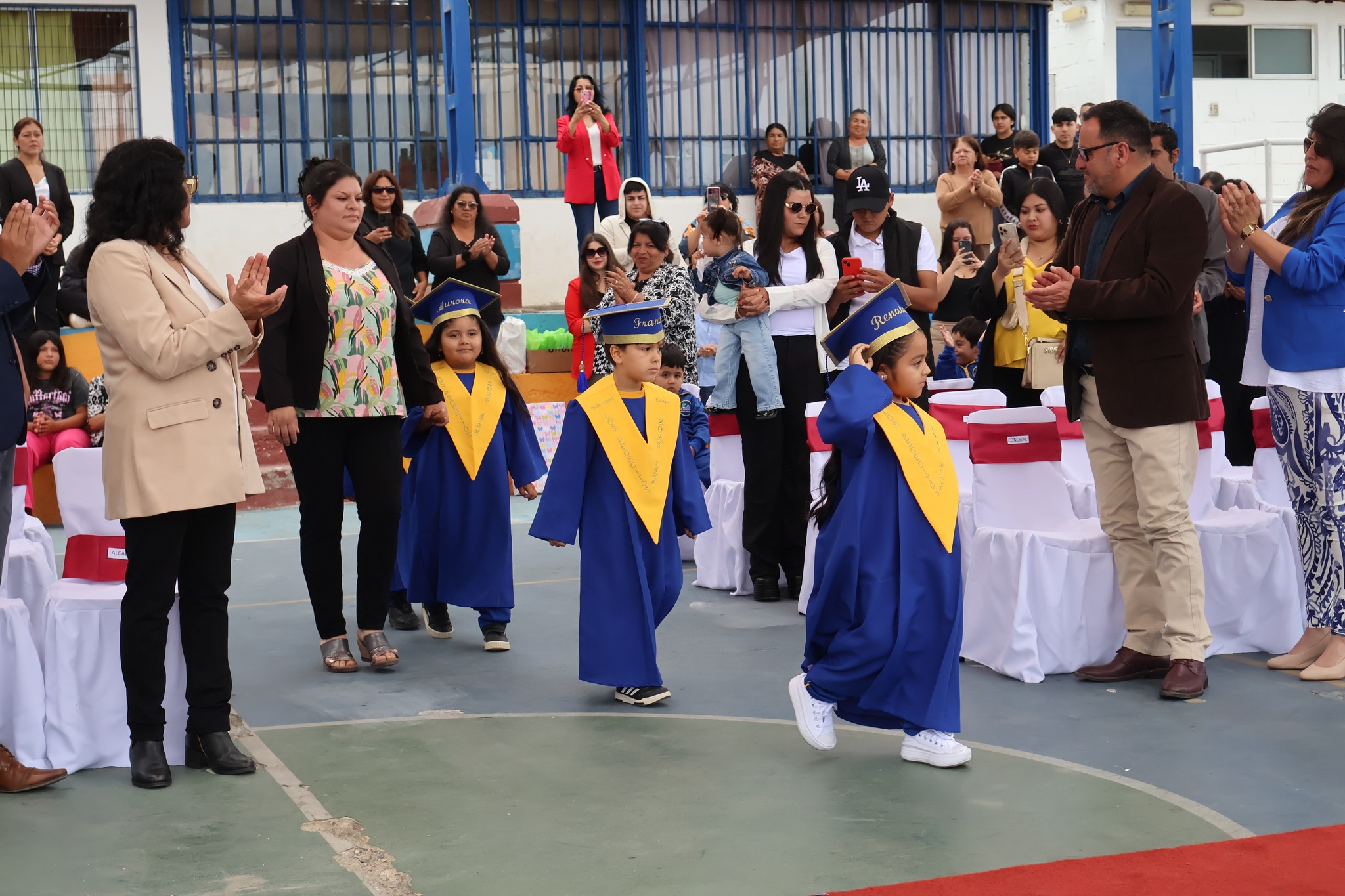Párvulos del Jardín Infantil Los Pececitos ingresan a la ceremonia de licenciatura 2025 en Paposo.
