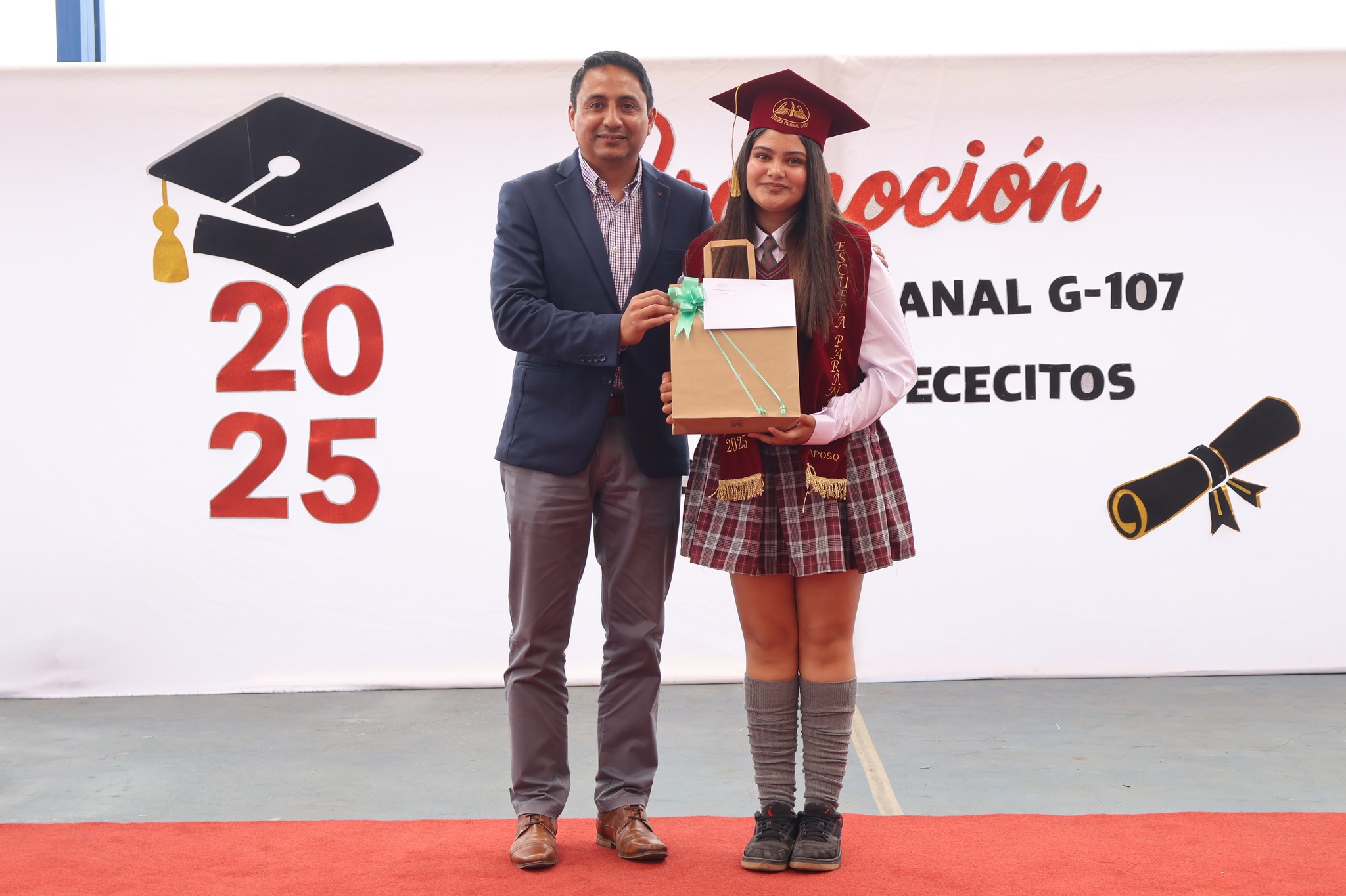Reconocimiento institucional entregado en la ceremonia de licenciatura 2025 de la Escuela Paranal de Paposo.