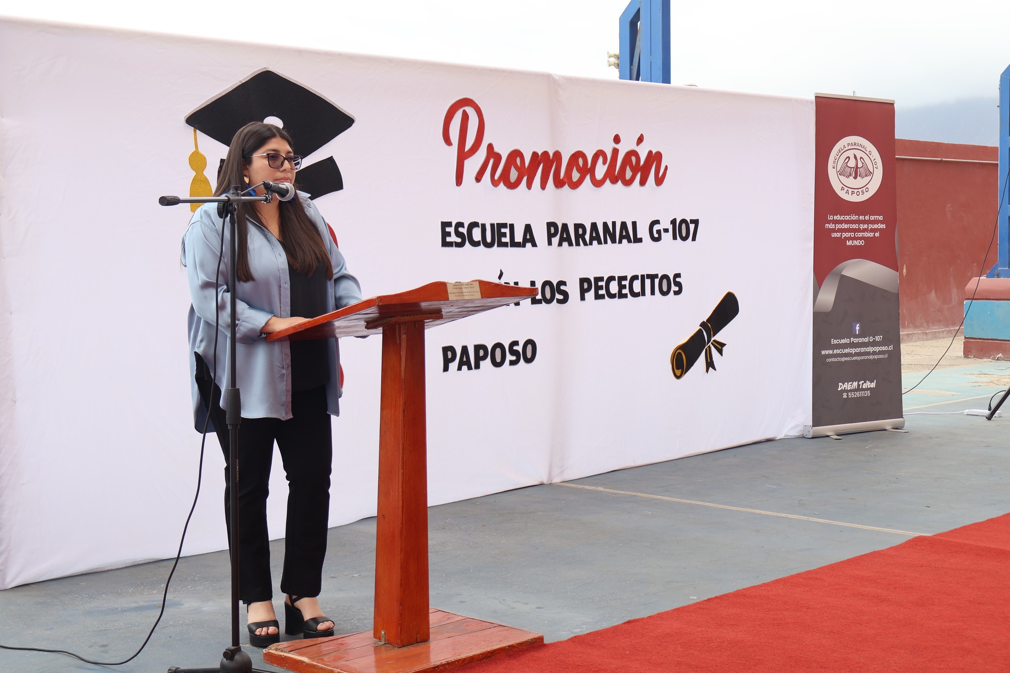 Psicóloga de la Escuela Paranal entrega palabras de bienvenida en la ceremonia de licenciatura 2025 en Paposo.