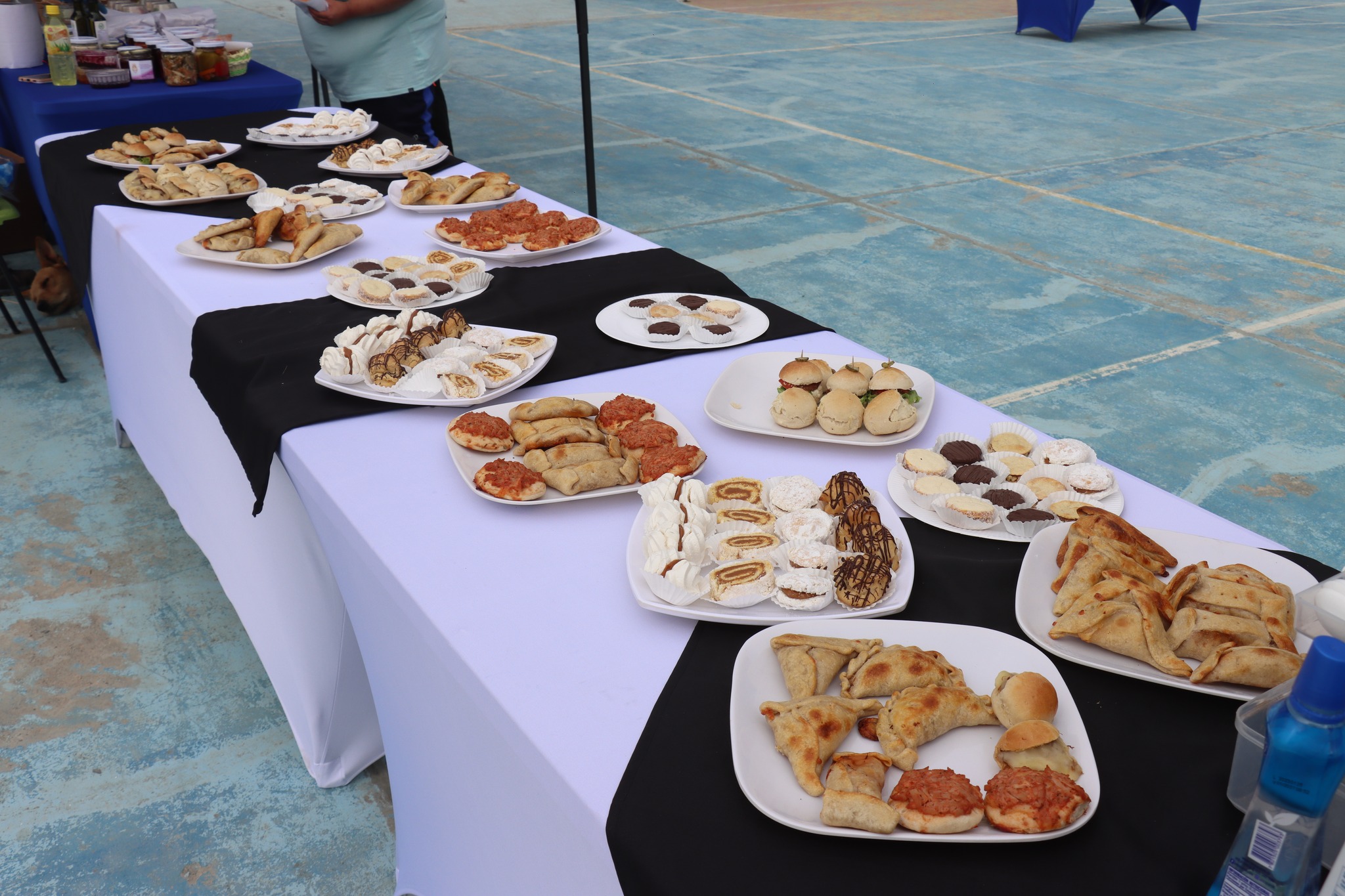 Mesas con alimentación saludable y degustaciones del taller de nutrición