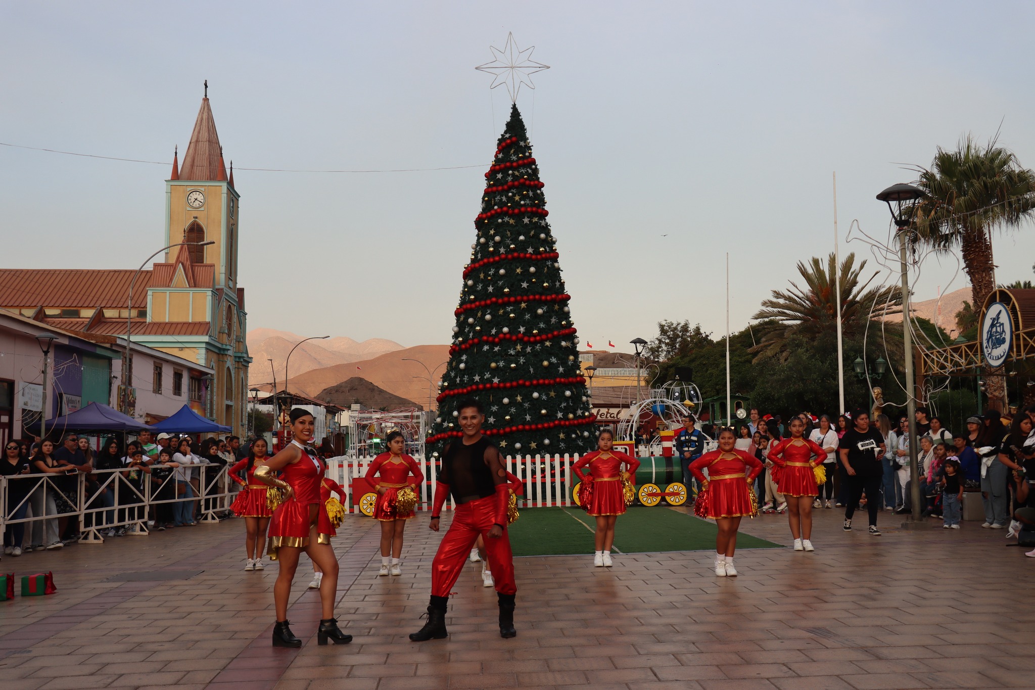 Presentación artística frente al Árbol de Navidad gigante en el encendido oficial en Taltal