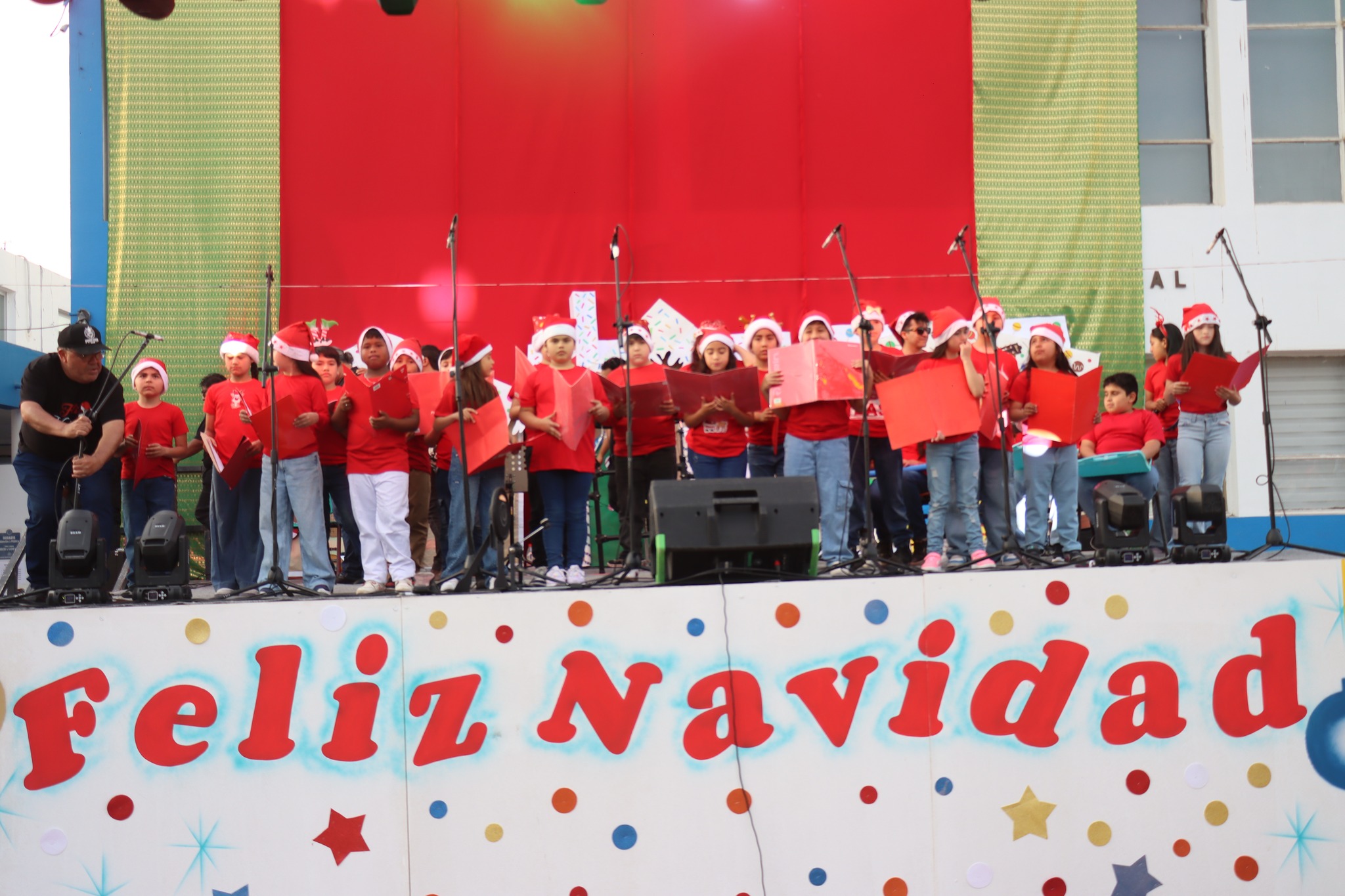 Niños de Taltal interpretando villancicos durante el encendido del árbol
