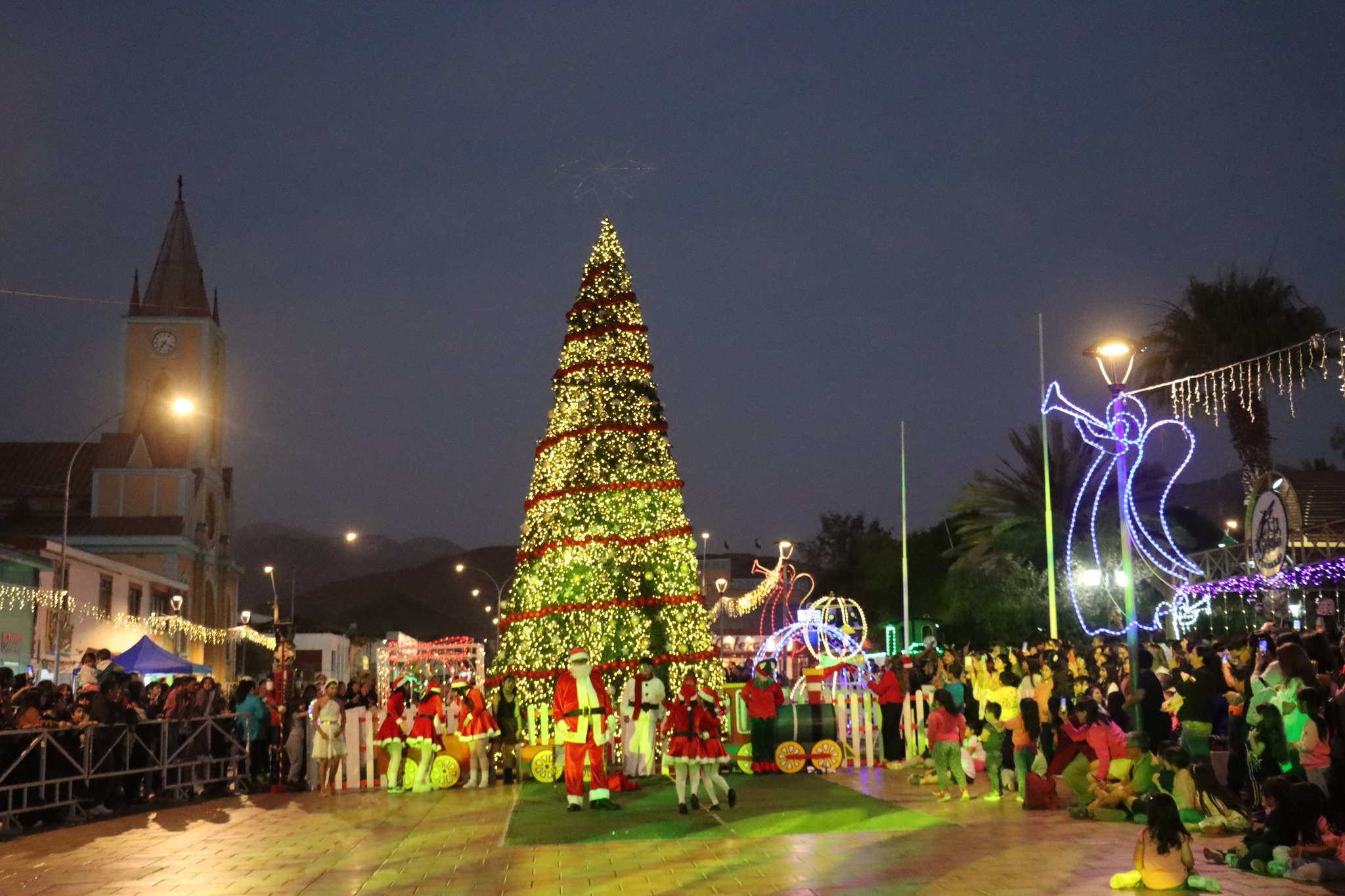 Árbol de Navidad iluminado en la Plaza de Armas de Taltal durante el encendido oficial 2025