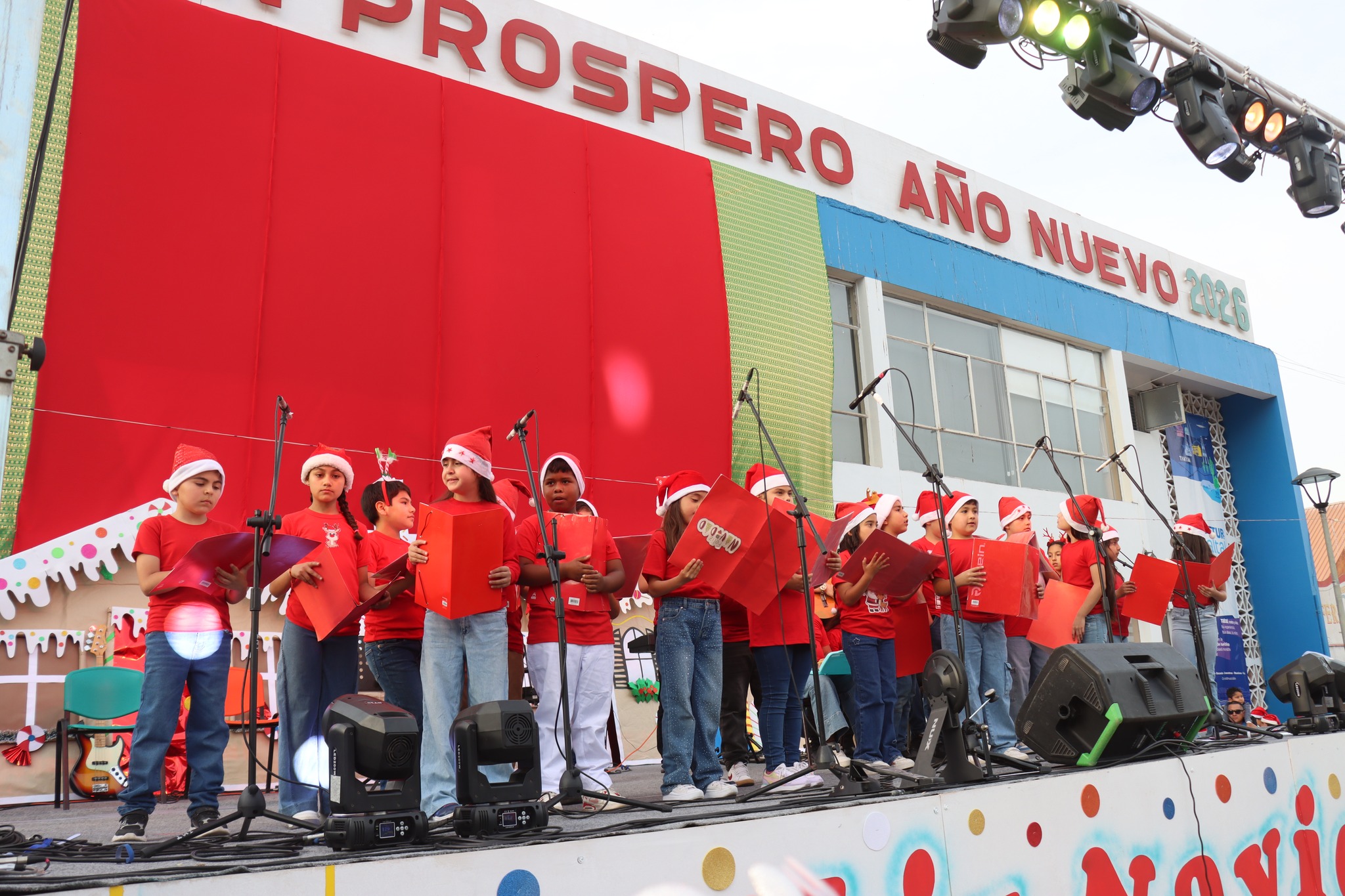 Coro de la Escuela Alondra Rojas Barrios cantando en el evento de Navidad en Taltal.