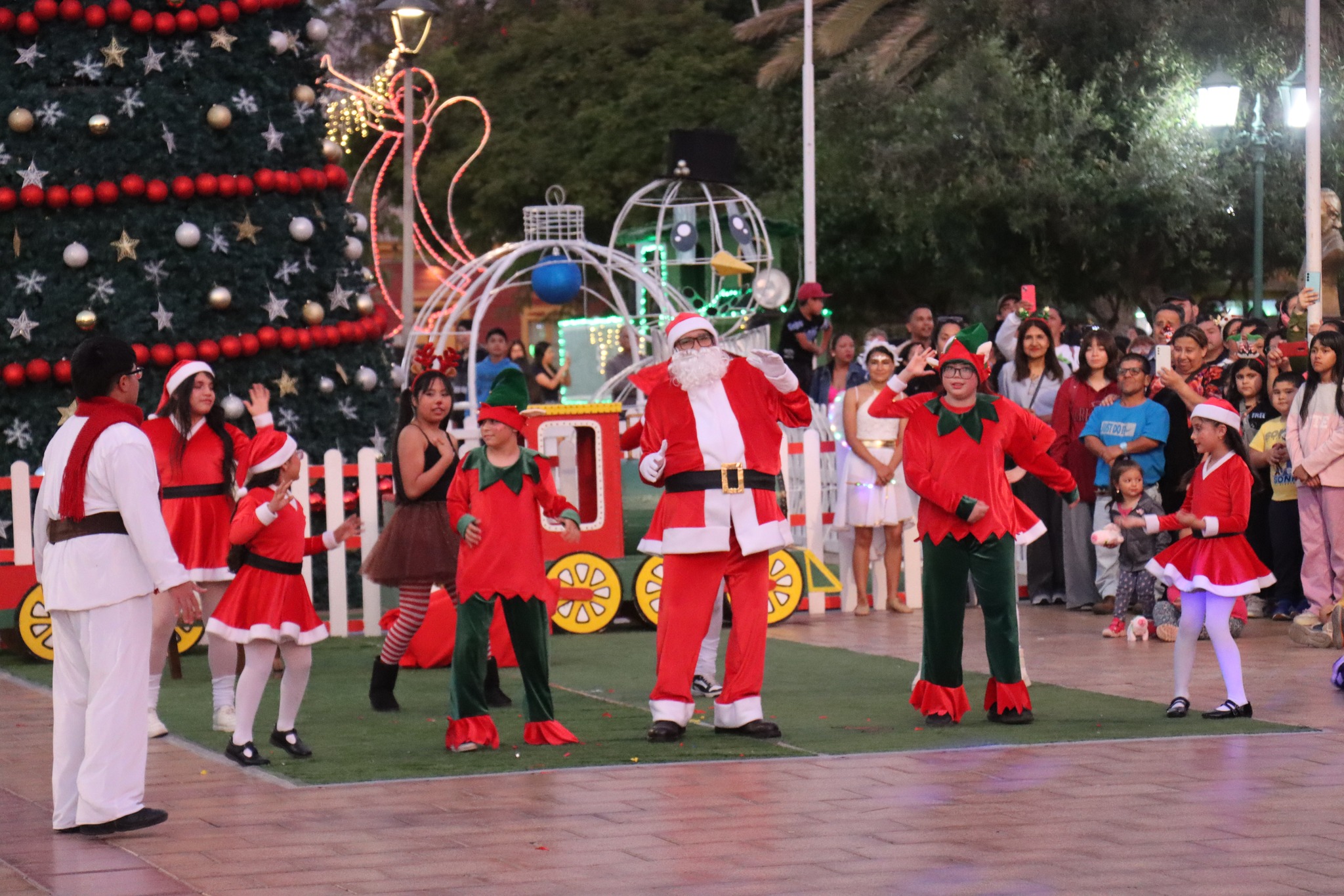 Performance de teatro y danza navideña del Centro Cultural de Taltal.