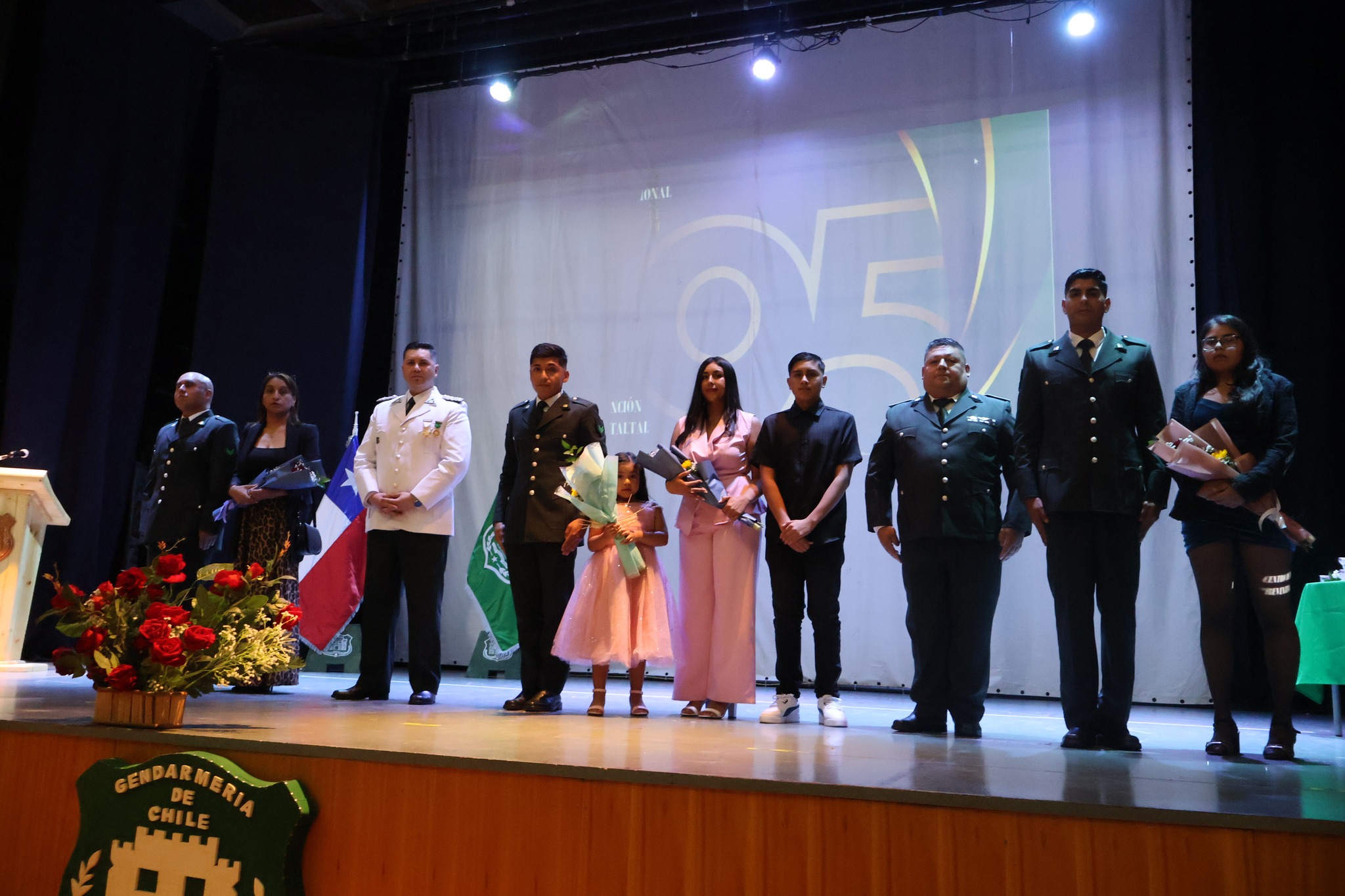 Funcionarios del CDP Taltal recibiendo ascenso durante ceremonia institucional de Gendarmería de Chile en el Centro Cultural de Taltal.