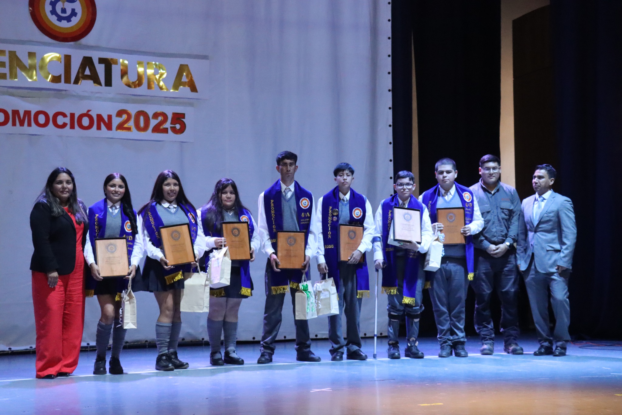 Reconocimiento a estudiantes destacados por liderazgo escolar en la ceremonia de Licenciatura 2025 del Liceo Politécnico de Taltal.