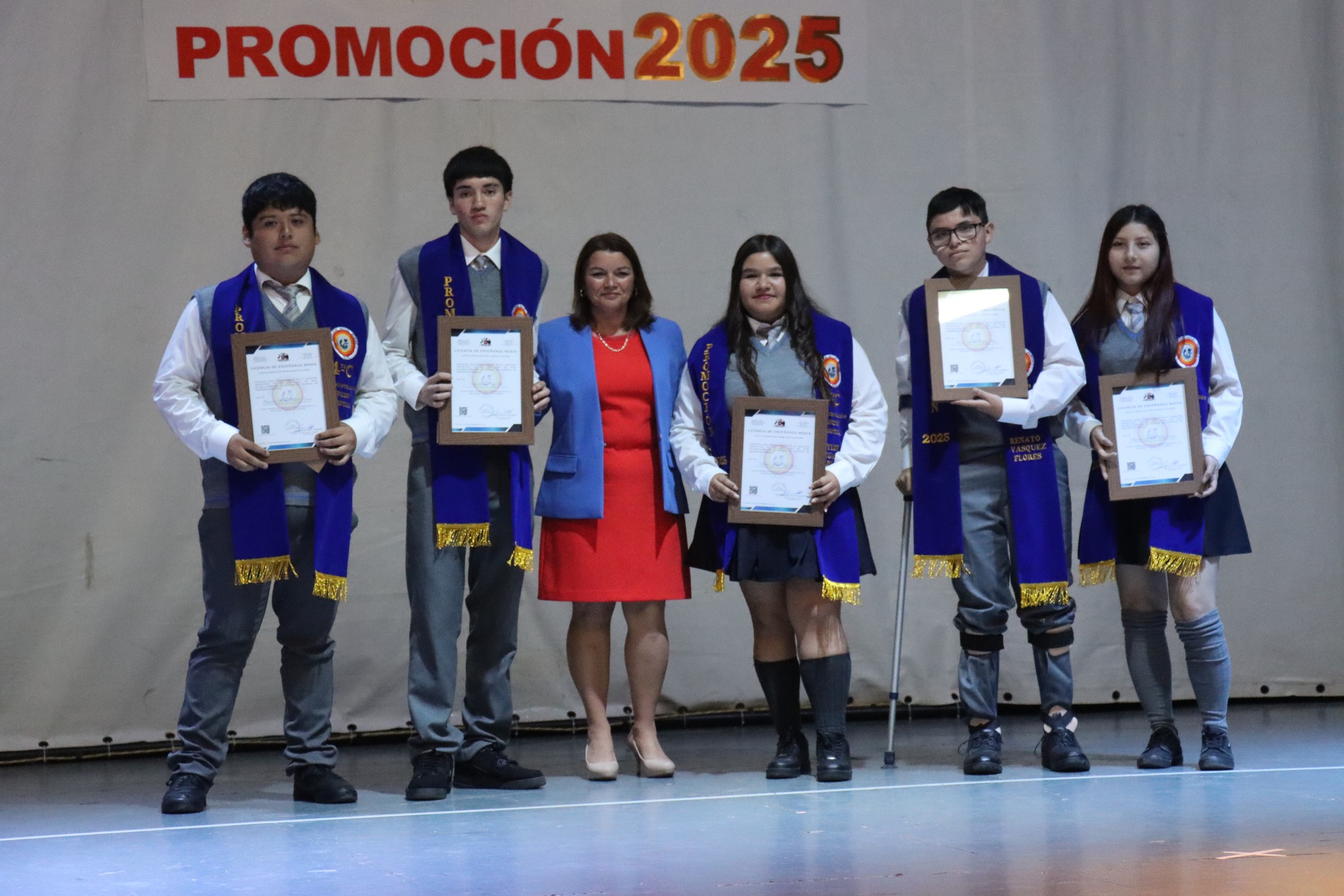 Estudiantes del cuarto medio del Liceo Politécnico José Miguel Quiroz de Taltal junto a docente durante la ceremonia de licenciatura promoción 2025.