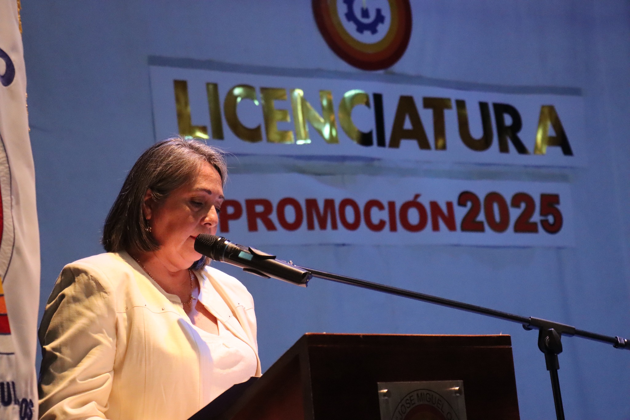 Oradora del Liceo Politécnico José Miguel Quiroz entregando su mensaje a la Promoción 2025 durante la ceremonia de licenciatura.