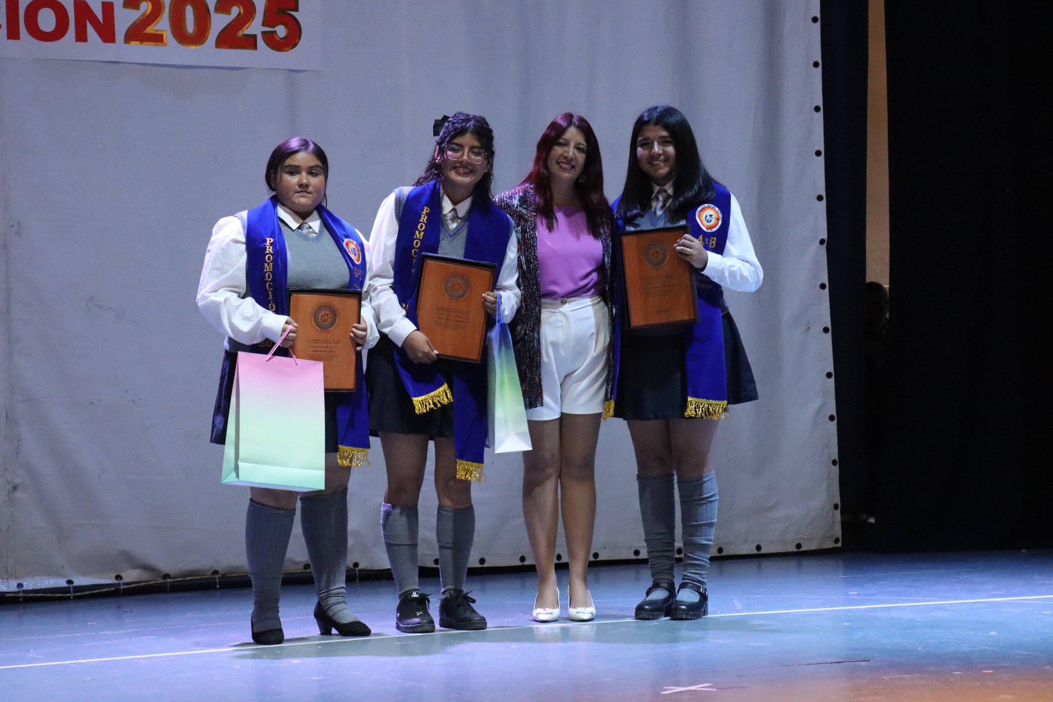 Estudiantes del Liceo Politécnico de Taltal recibiendo reconocimientos por excelencia académica durante la Licenciatura 2025.