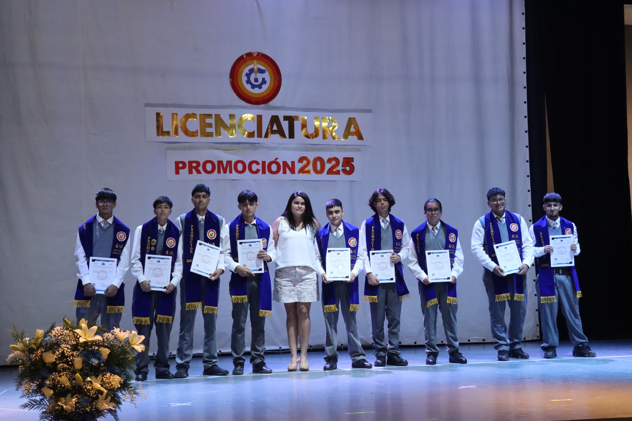 Grupo de estudiantes del Liceo Politécnico de Taltal posa con sus licencias en la ceremonia de licenciatura promoción 2025.