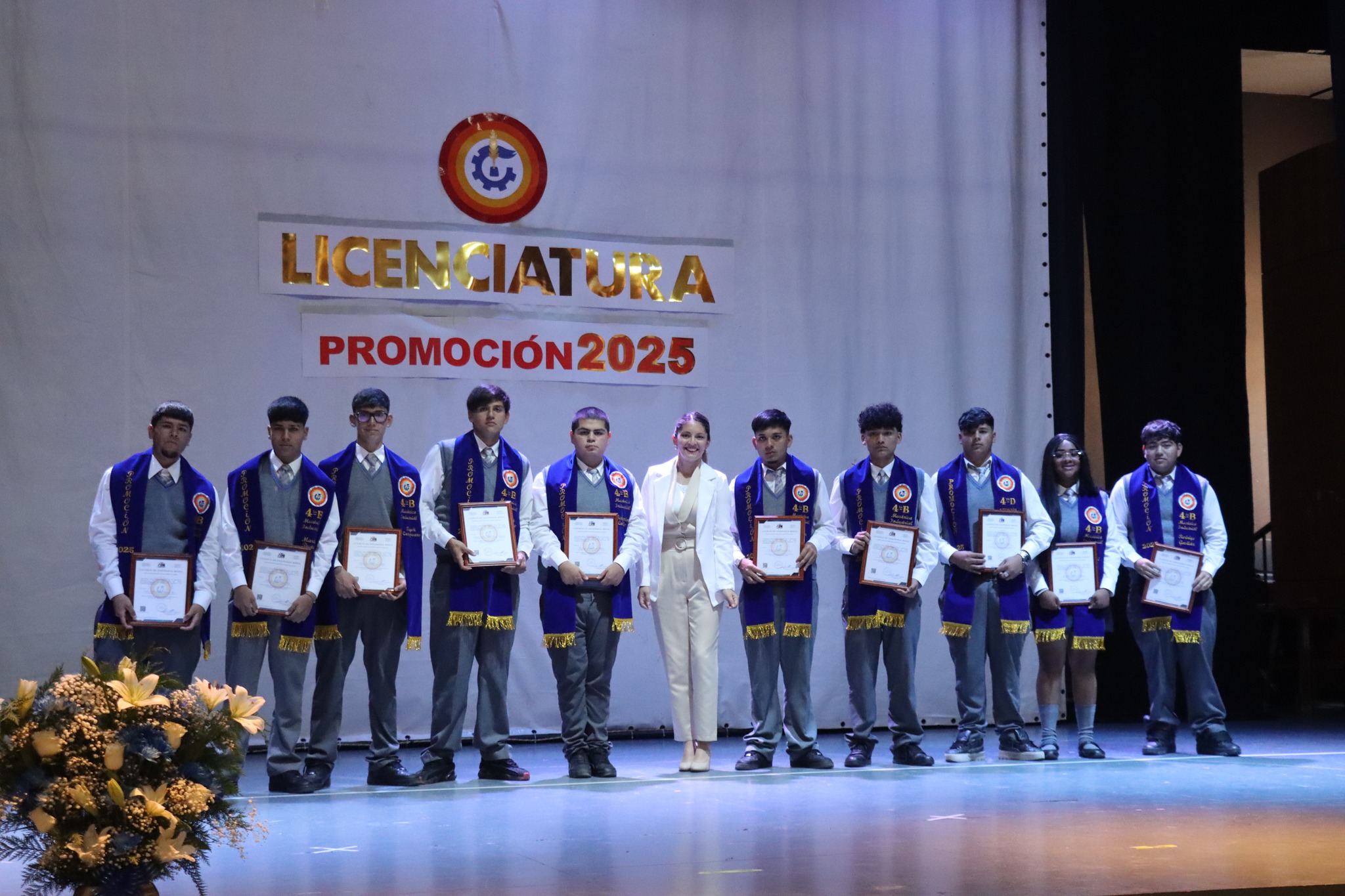 Estudiantes del Liceo Politécnico José Miguel Quiroz de Taltal reciben su licenciatura durante la ceremonia de la promoción 2025 en el Centro Cultural.