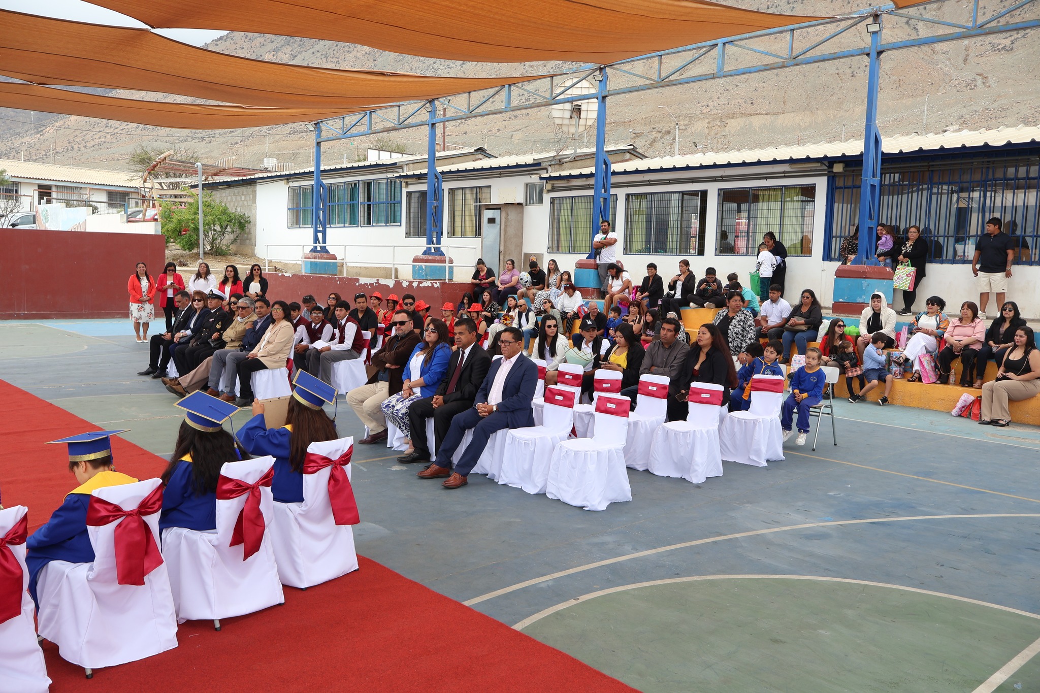 Vista general de la ceremonia de licenciatura 2025 de la Escuela Paranal de Paposo con autoridades y familias.