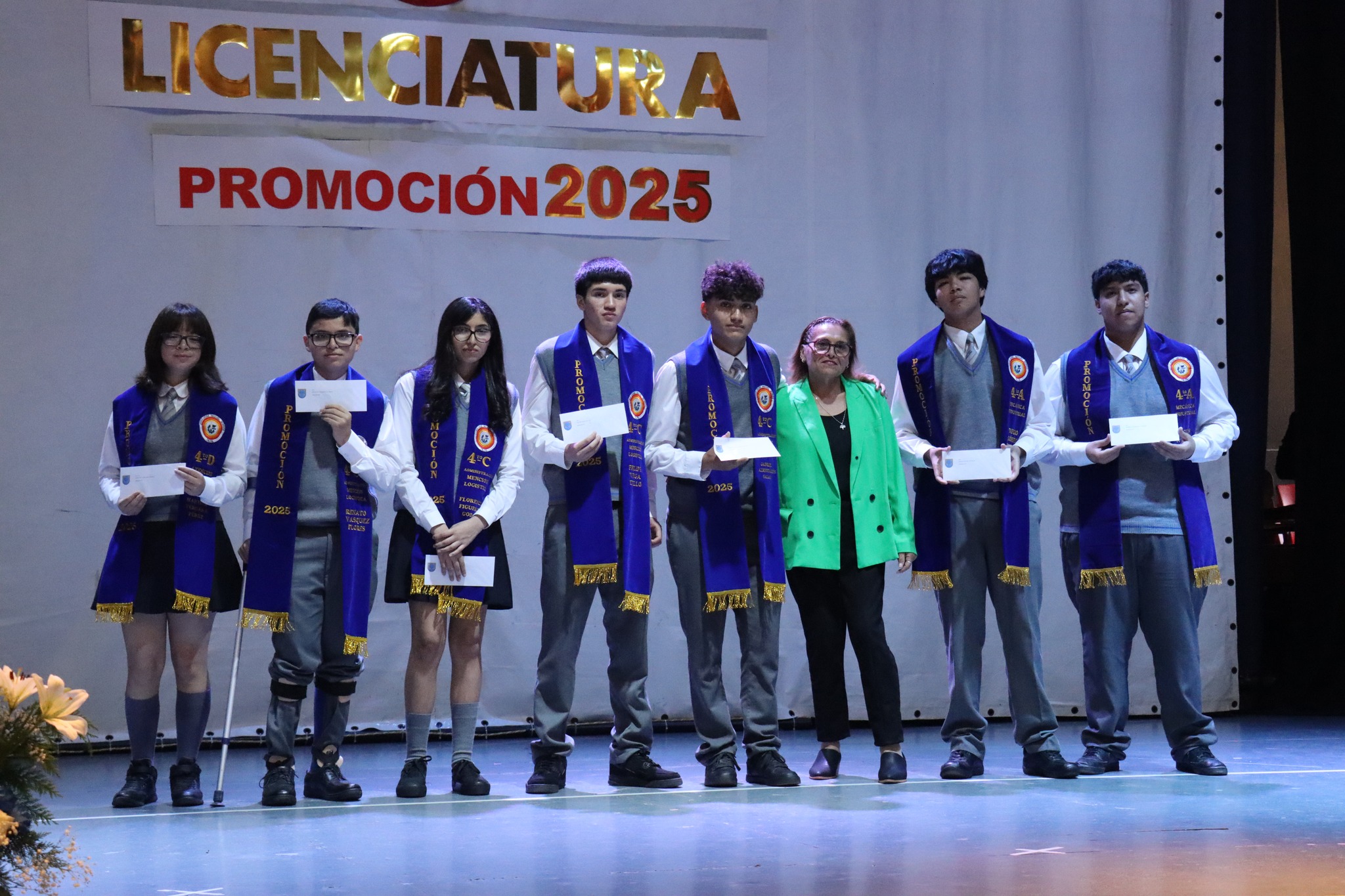 Entrega de premios institucionales a estudiantes destacados del Liceo Politécnico de Taltal durante la Licenciatura 2025.