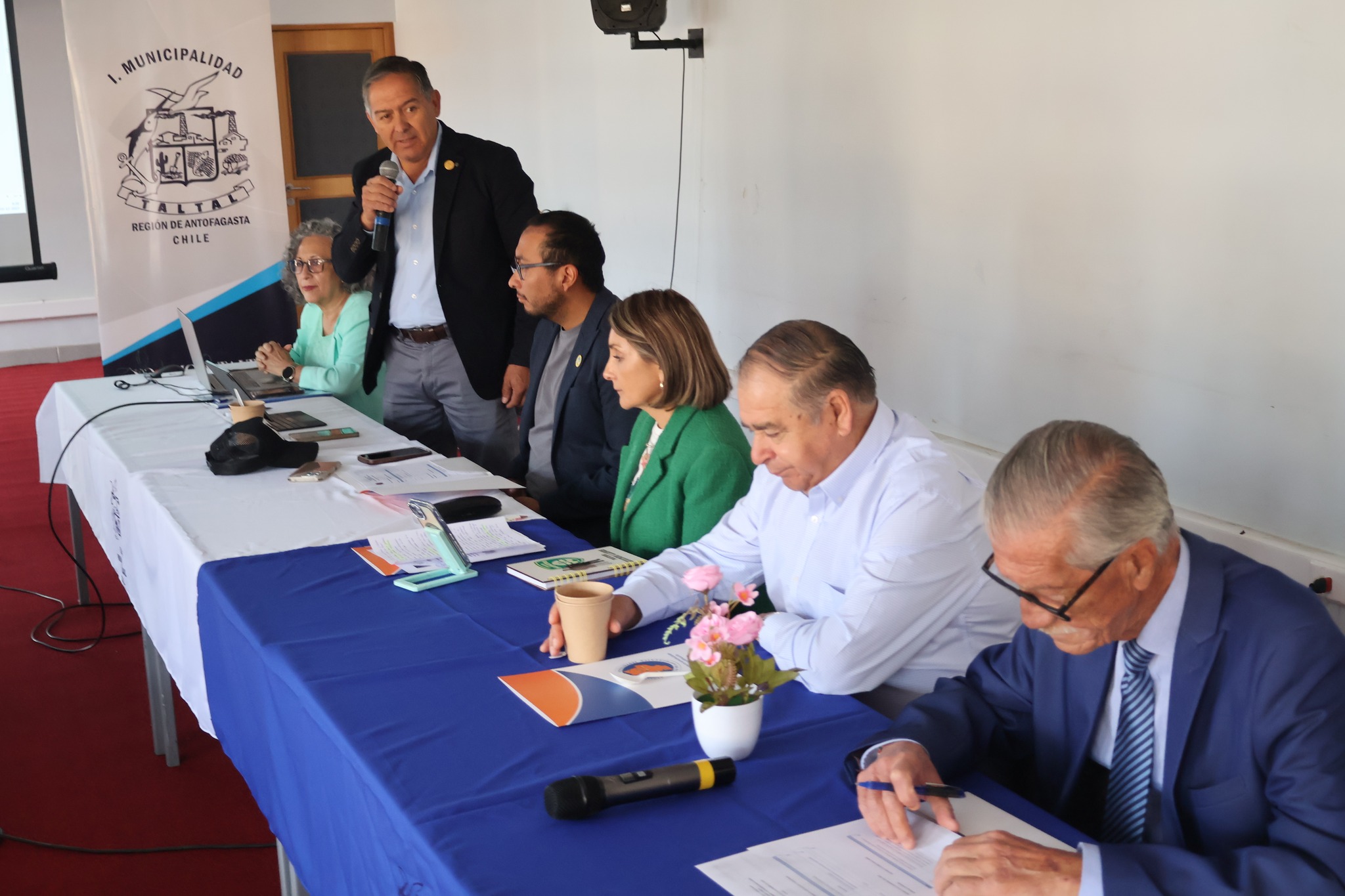 Representantes municipales revisan documentos y acuerdos en la Asamblea General AMRA 2025.