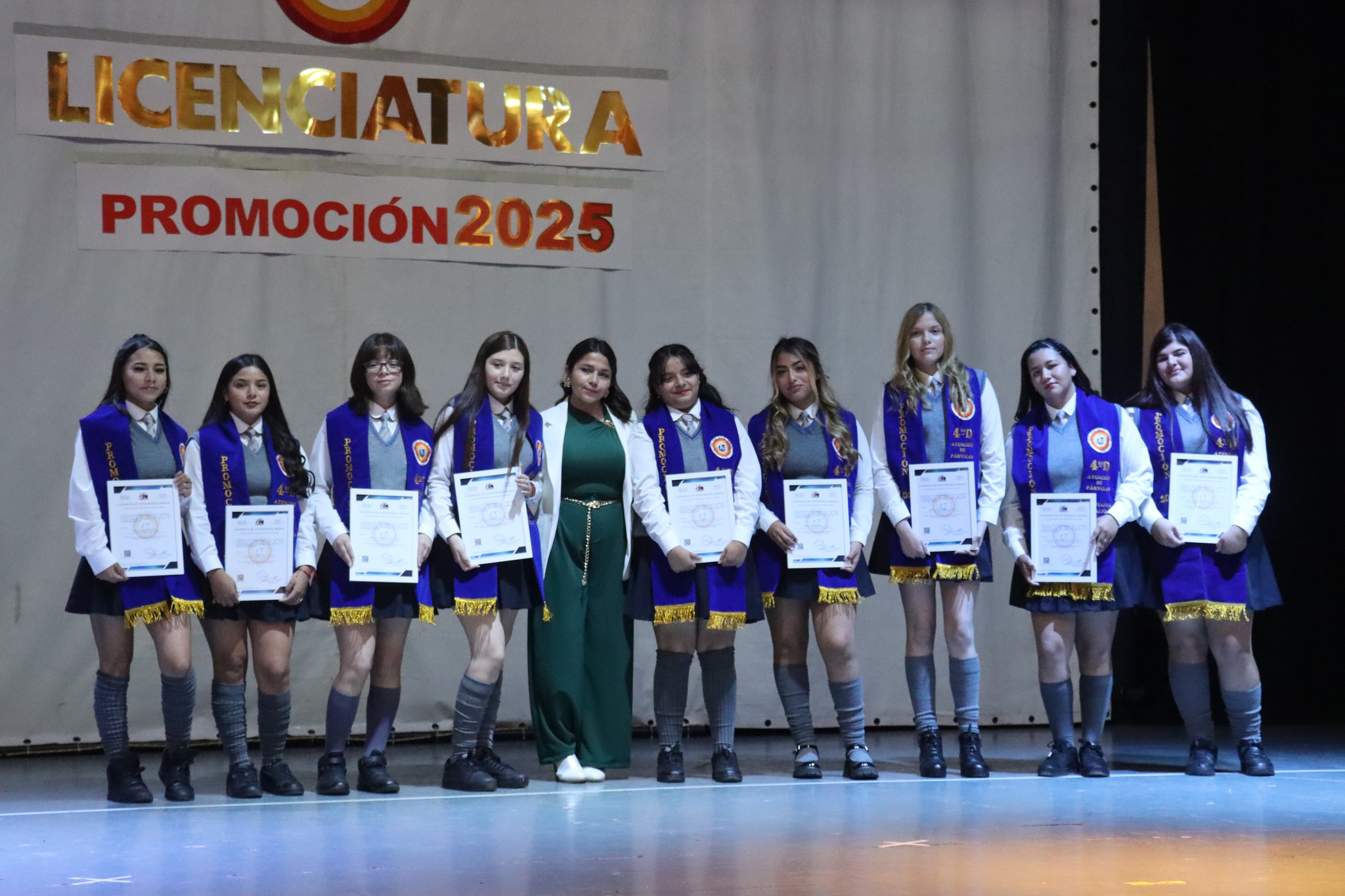 Estudiantes de cuarto medio del Liceo Politécnico José Miguel Quiroz de Taltal reciben su licenciatura 2025 durante ceremonia realizada en el Centro Cultural de Taltal.