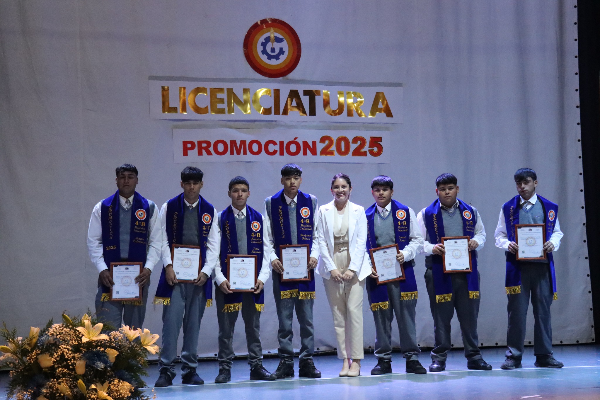 Estudiantes destacados del Liceo Politécnico de Taltal reciben reconocimientos académicos durante la licenciatura 2025 en el Centro Cultural de Taltal.