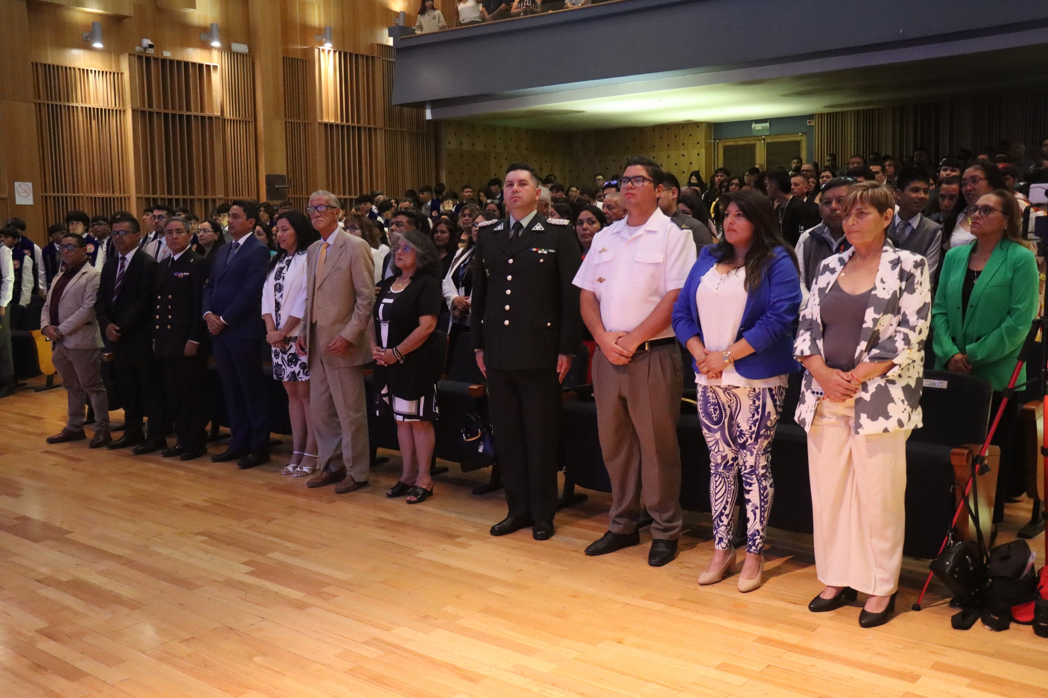 Autoridades comunales, representantes institucionales y comunidad educativa presentes en la Licenciatura 2025 del Liceo Politécnico de Taltal.