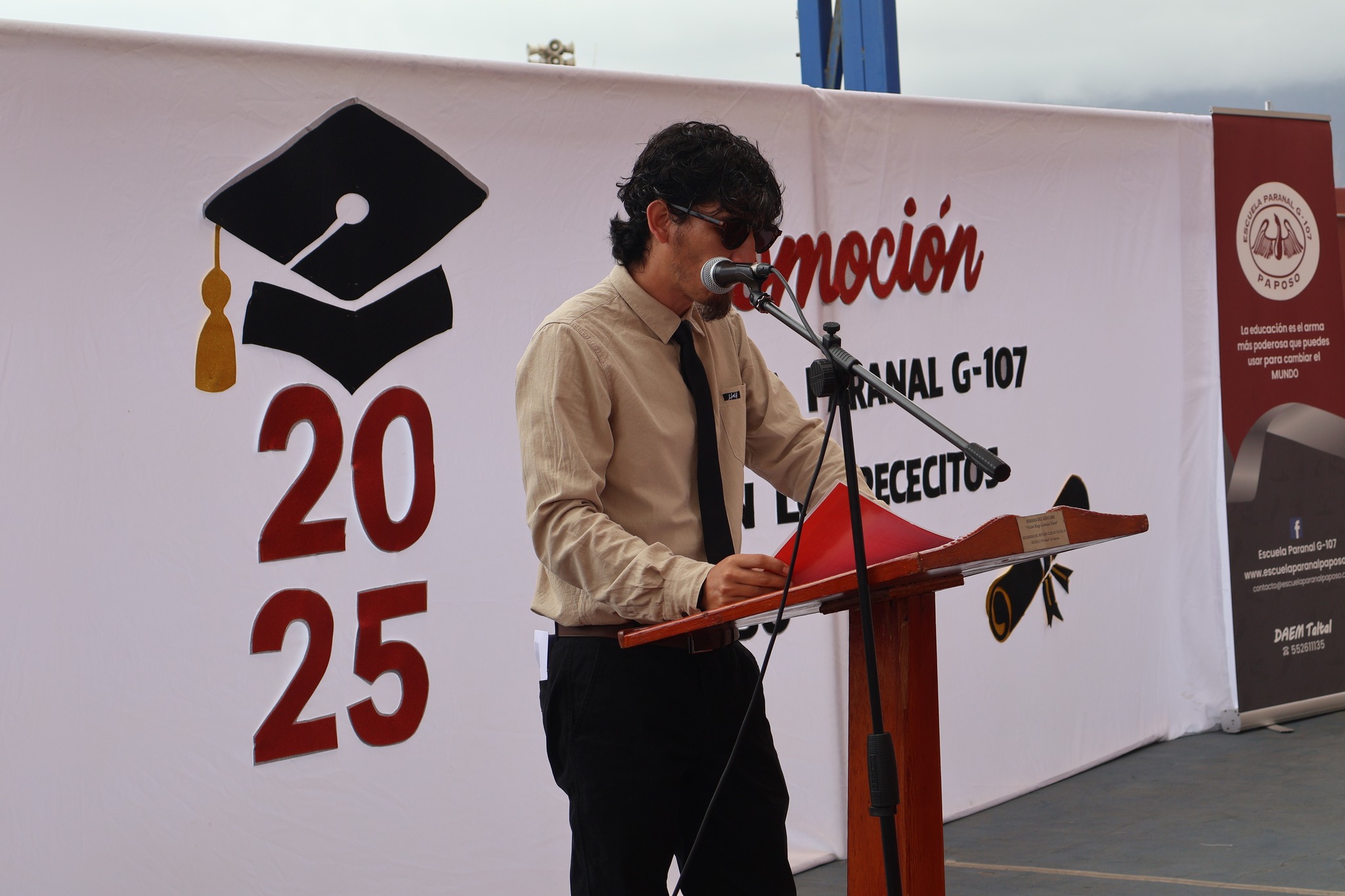 Docente de la Escuela Paranal de Paposo entrega discurso durante la ceremonia de licenciatura 2025.