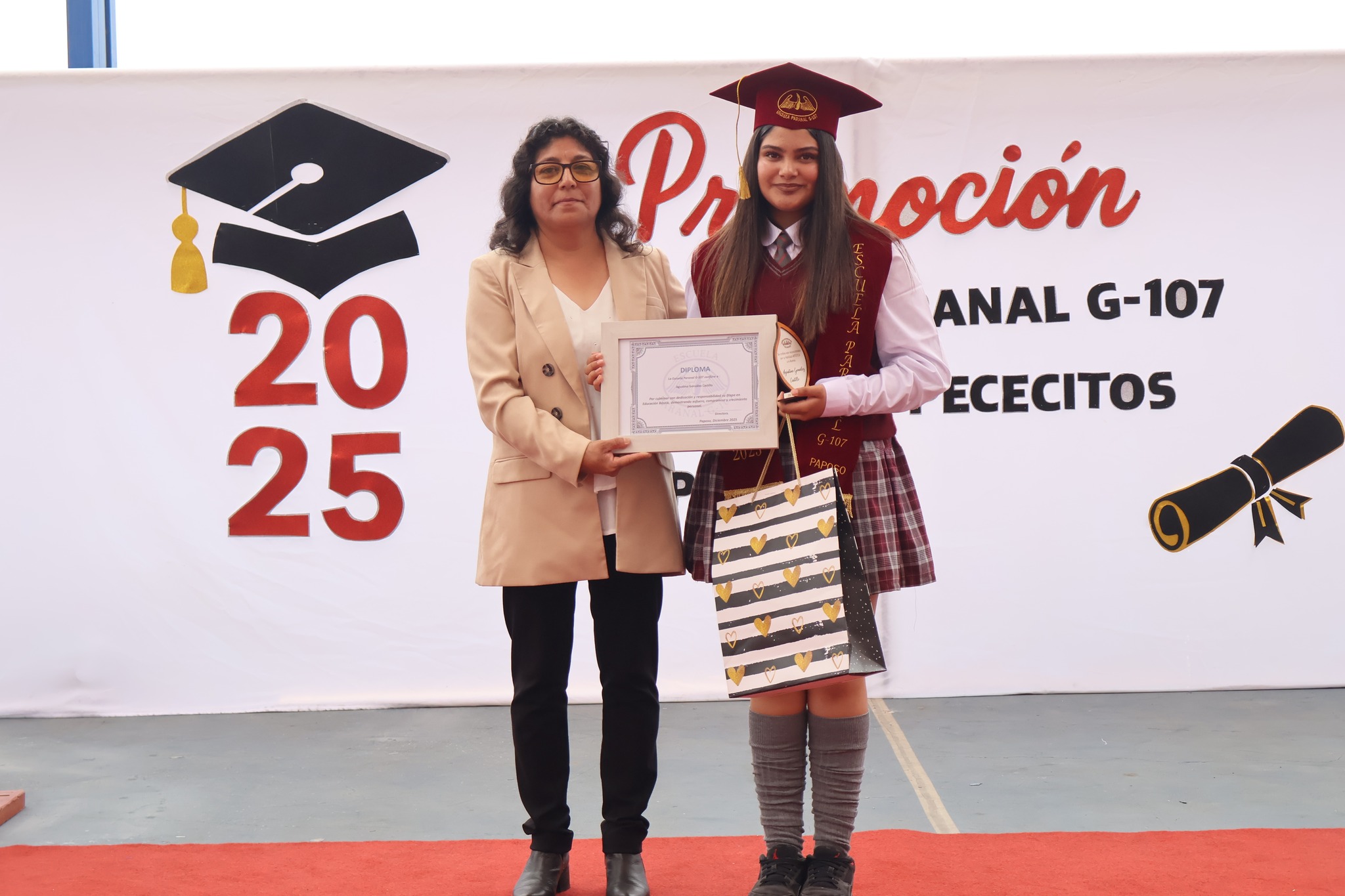 Agustina González Castillo recibe reconocimiento académico en la Licenciatura 2025 de la Escuela Paranal de Paposo.