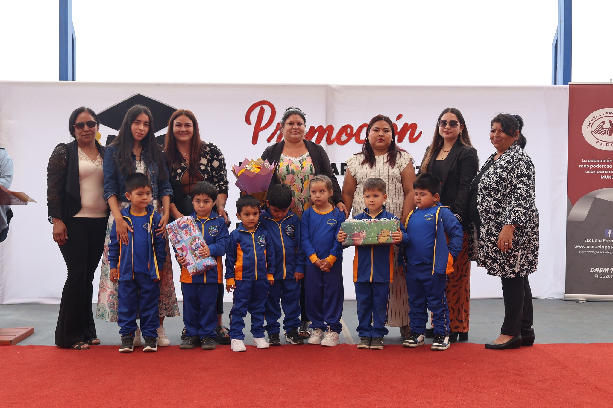 Foto grupal de estudiantes del Jardín Infantil Los Pececitos junto a docentes y apoderados en la licenciatura 2025 de la Escuela Paranal.