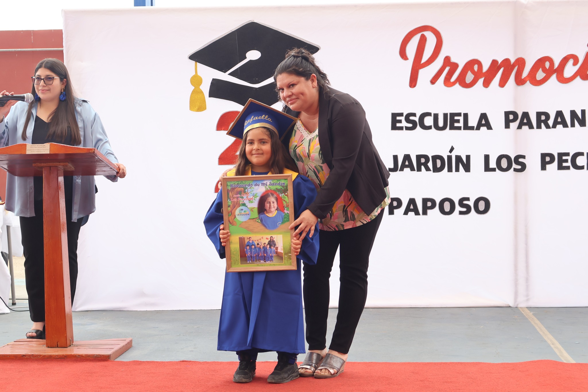 Renata posa junto a su apoderada tras recibir su recuerdo de egreso del Jardín Infantil Los Pececitos en Paposo.
