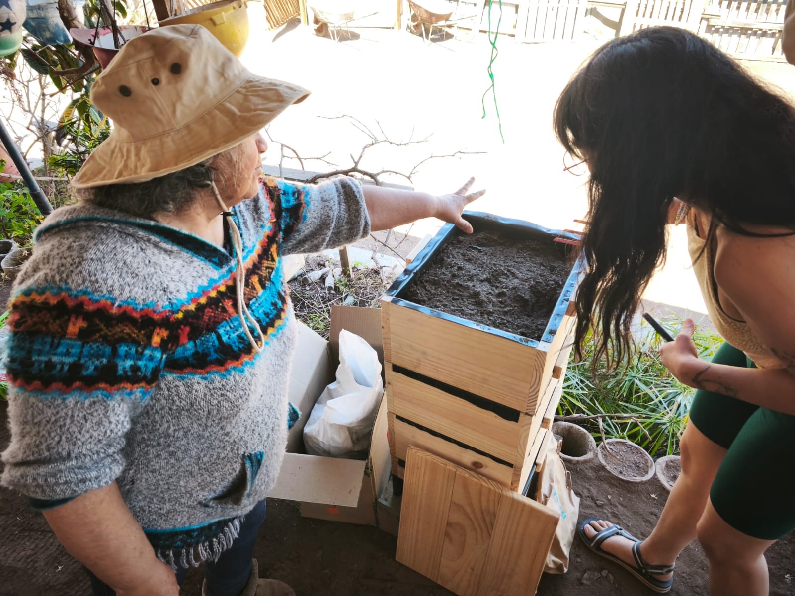 Familias de Taltal participan en capacitación de reciclaje de residuos orgánicos mediante vermicompostaje domiciliario.
