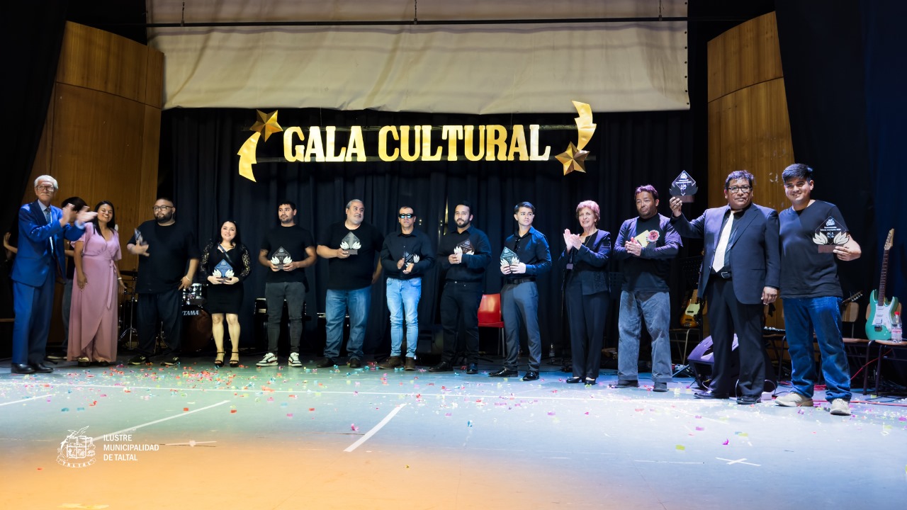 Monitores municipales de talleres culturales recibiendo reconocimientos durante la Gala Cultural de Clausura 2025 en Taltal