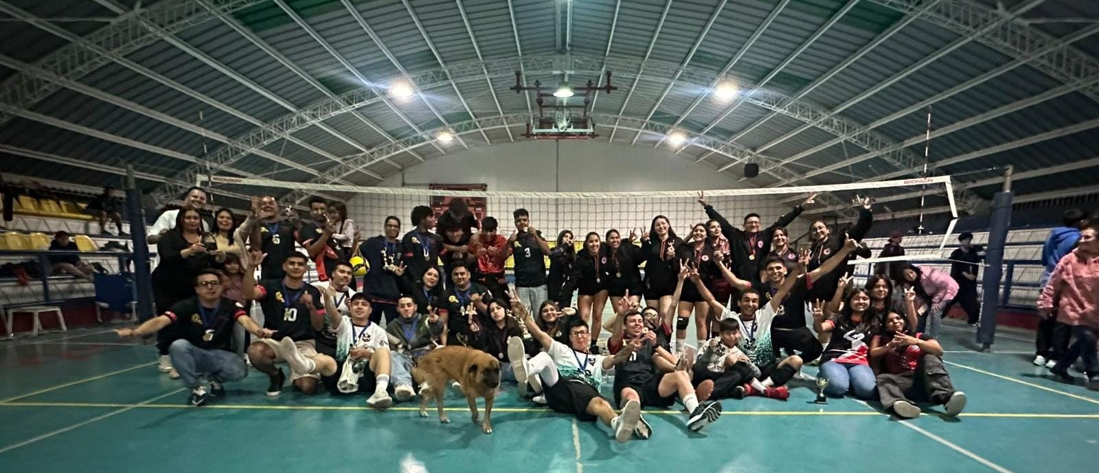 Grupo general de equipos y participantes celebrando el cierre del Campeonato de Clausura de la Liga Laboral de Voleibol Taltal 2025 en el Estadio Techado.
