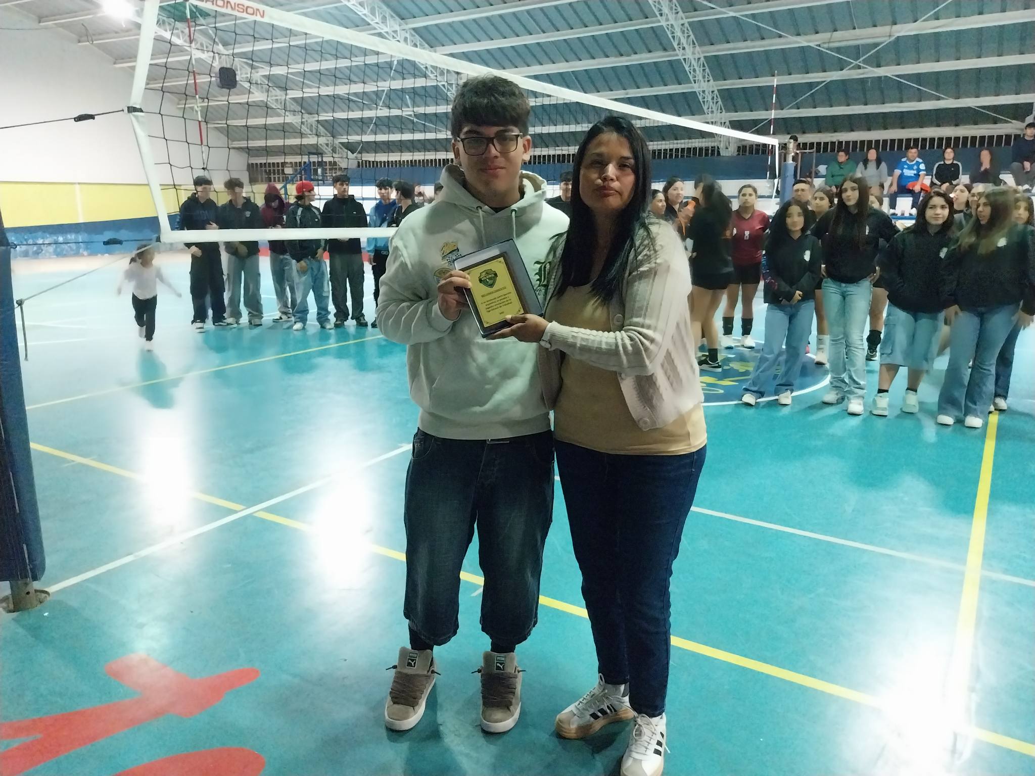 Participante juvenil recibe reconocimiento en la final del Campeonato de Clausura de la Liga Laboral de Voleibol Taltal 2025.