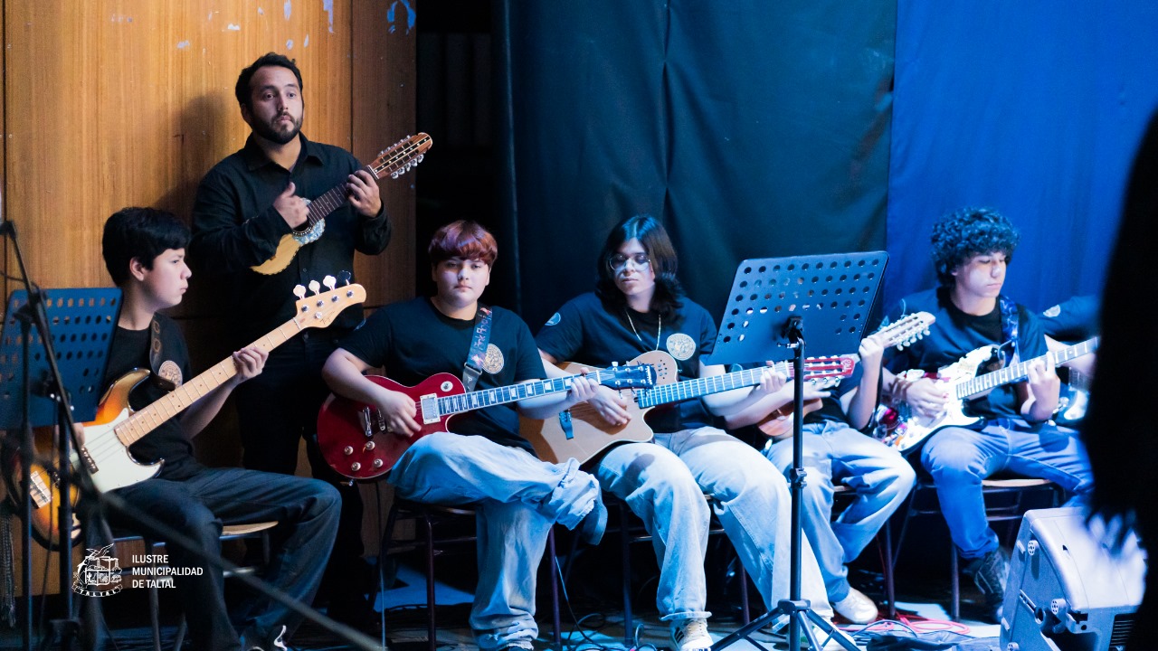 El Ensamble Melodías del Médano, con jóvenes tocando guitarras eléctricas, bajo y otros instrumentos de cuerda, junto a su monitor.