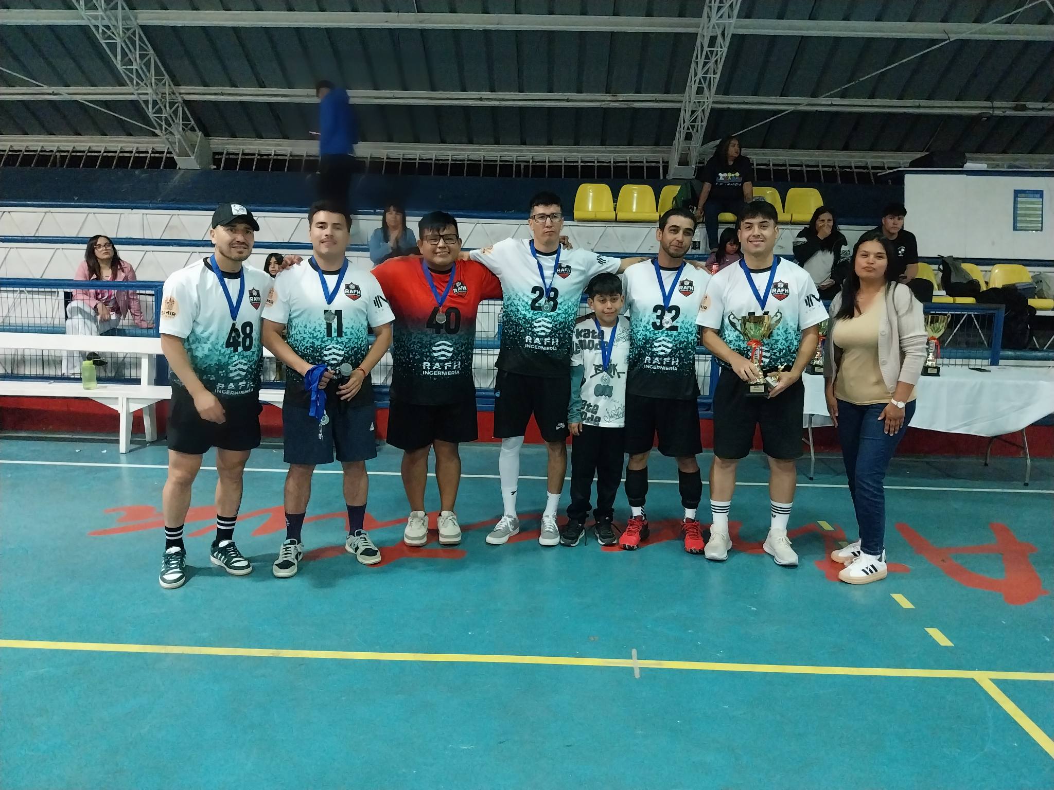 Equipo que obtuvo el tercer lugar en el Campeonato de Clausura de la Liga Laboral de Voleibol Taltal 2025 durante la premiación.