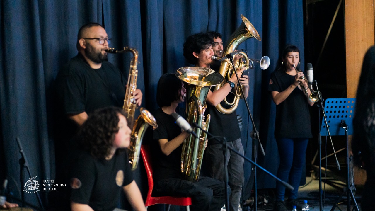 Músicos tocando instrumentos de viento metal (bronces) y saxofones en el Ensamble Melodías del Médano.