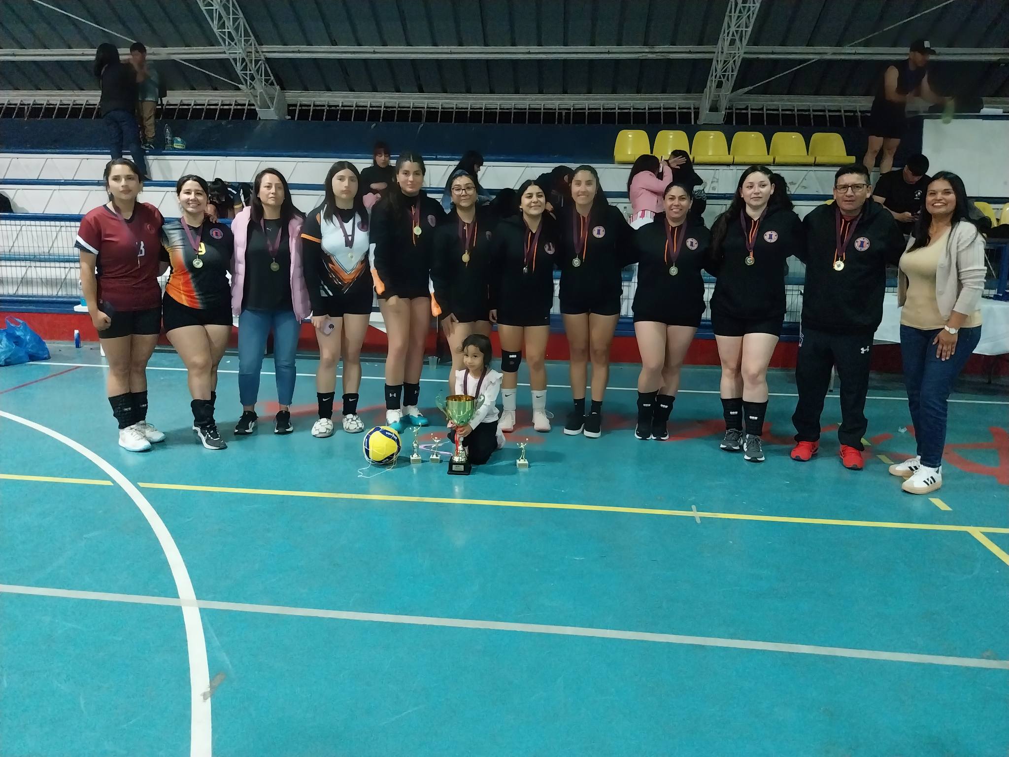 Equipo Transporte Castillo SpA celebra el título en la categoría damas del Campeonato de Clausura de la Liga Laboral de Voleibol Taltal 2025.
