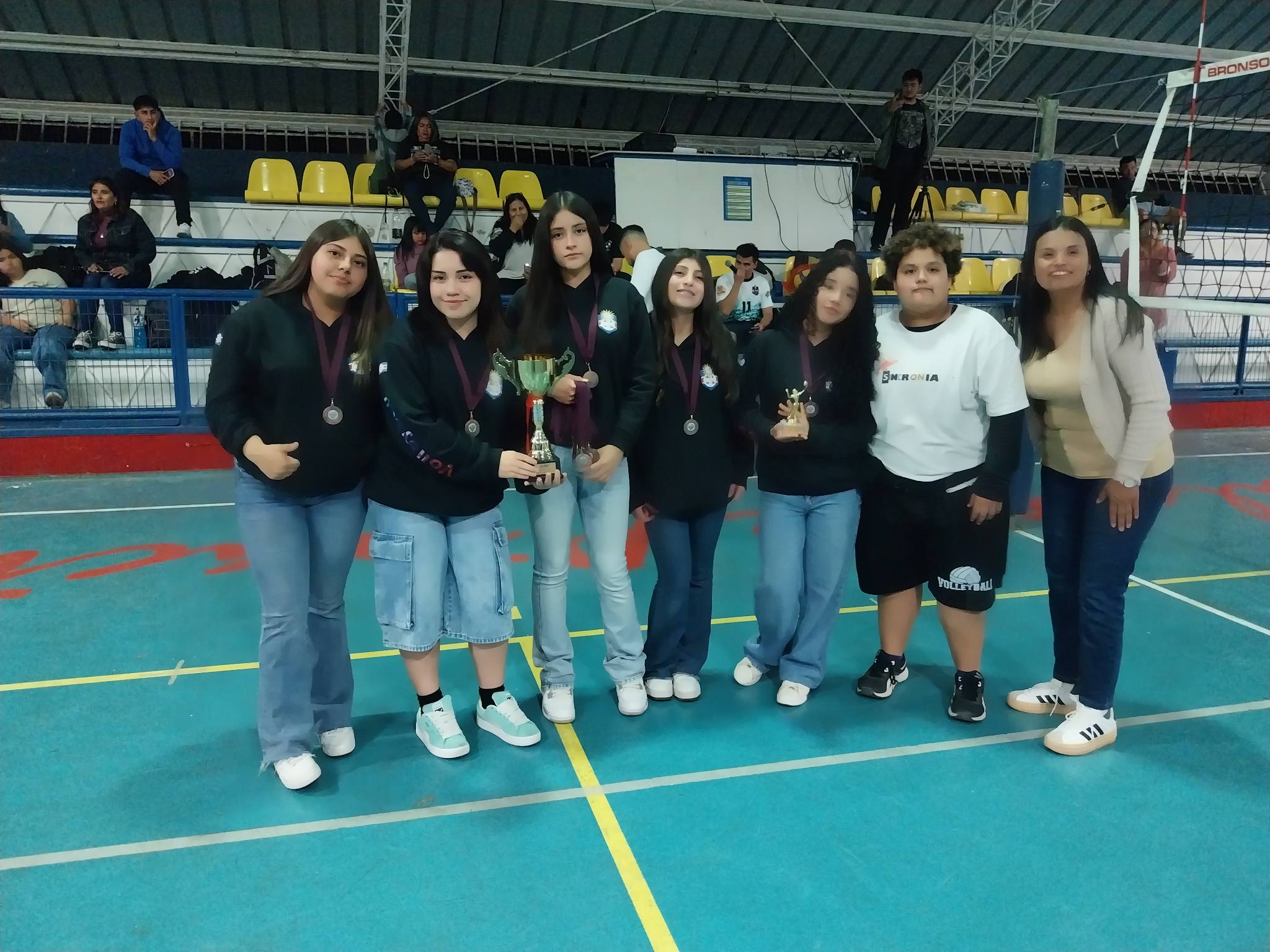 Equipo femenino participante de la final del Campeonato de Clausura de la Liga Laboral de Voleibol Taltal 2025 posando con medallas y trofeo.