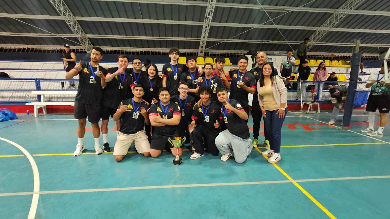 Equipo Kamanchango celebra el título en la categoría varones del Campeonato de Clausura de la Liga Laboral de Voleibol Taltal 2025.