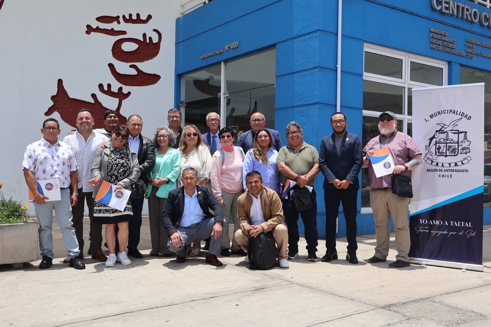 Delegaciones regionales de municipalidades posan en el exterior del Centro Cultural de Taltal tras la Asamblea AMRA 2025.