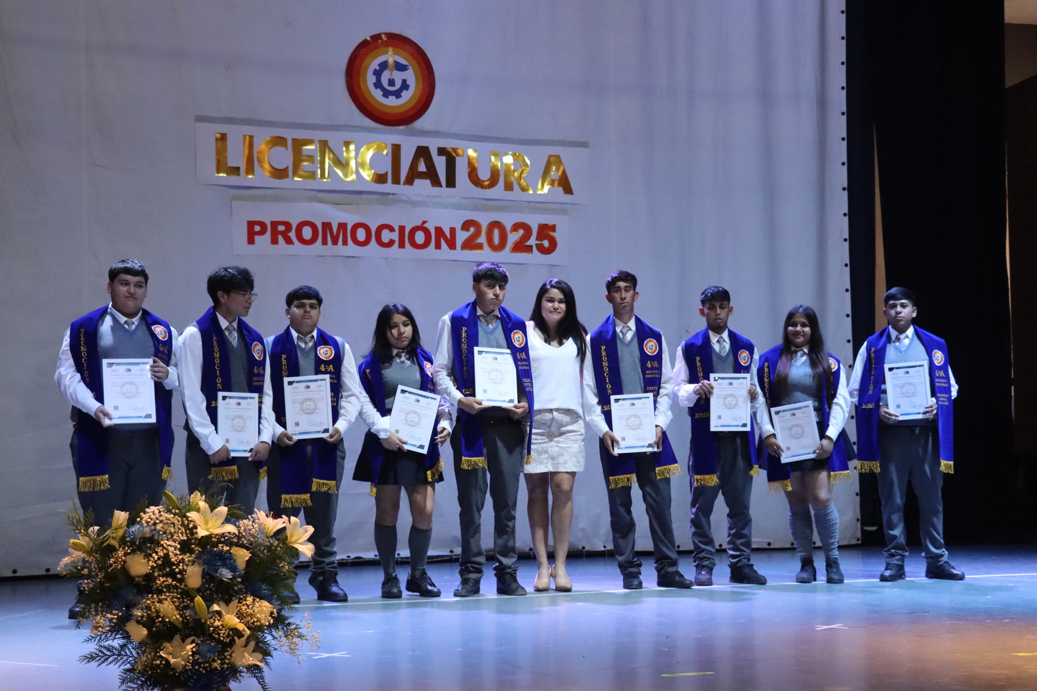 Estudiantes de cuarto medio del Liceo Politécnico José Miguel Quiroz reciben su licencia de enseñanza media técnico profesional.