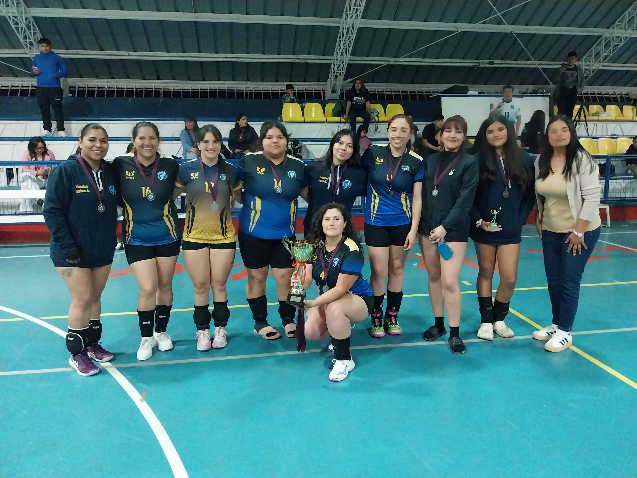 Ceremonia de premiación con equipos participantes del Campeonato de Clausura de la Liga Laboral de Voleibol Taltal 2025.