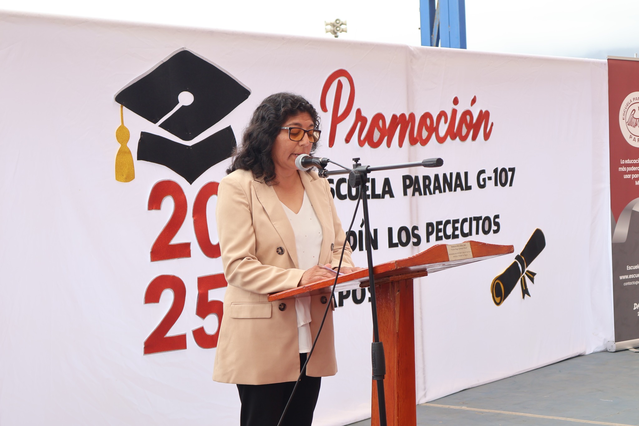 Autoridad educativa entrega palabras durante la ceremonia de licenciatura 2025 en la Escuela Paranal de Paposo.