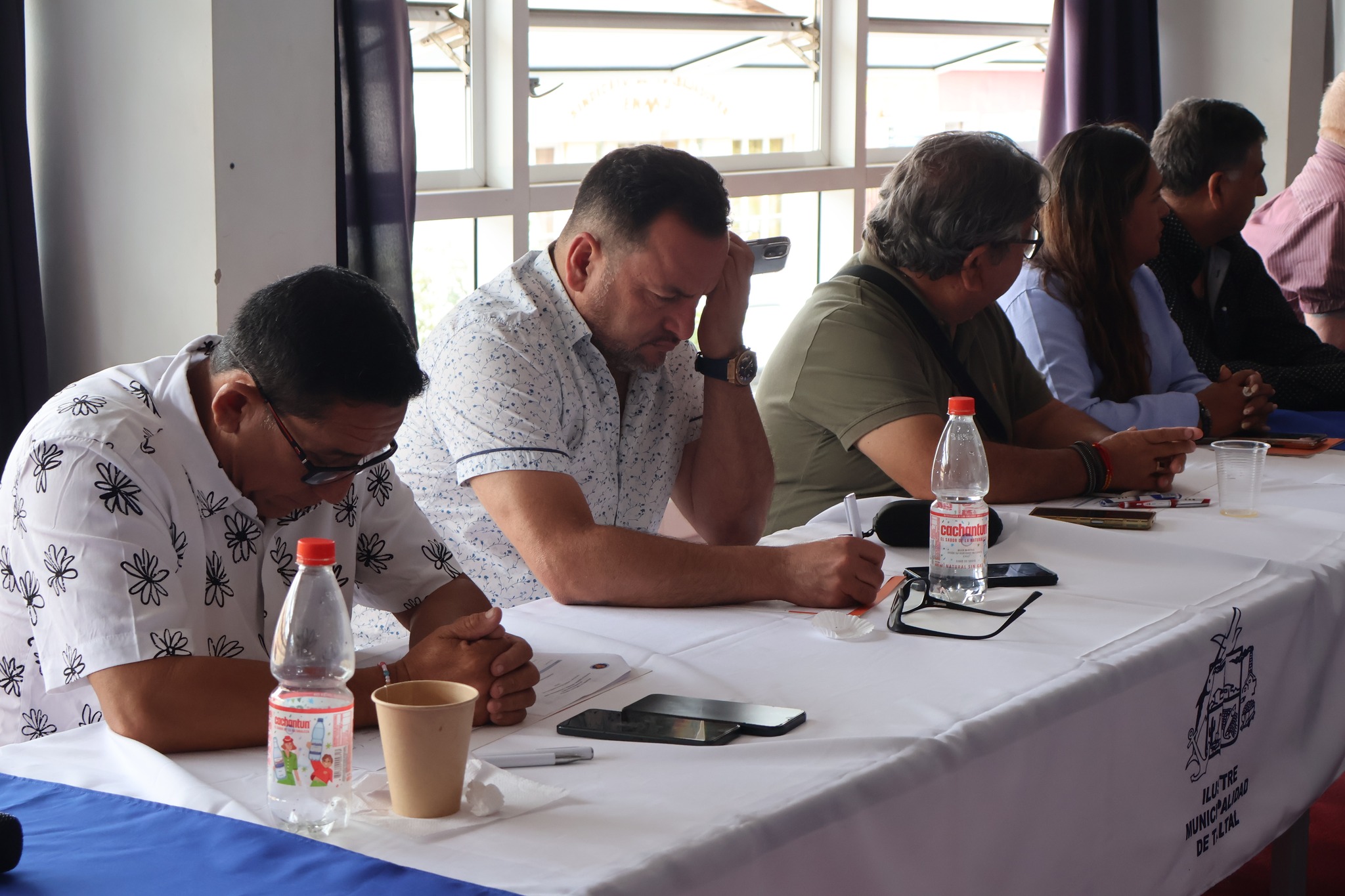 Alcaldes y concejales regionales analizan temas de gestión territorial durante la Asamblea General AMRA 2025 en Taltal.