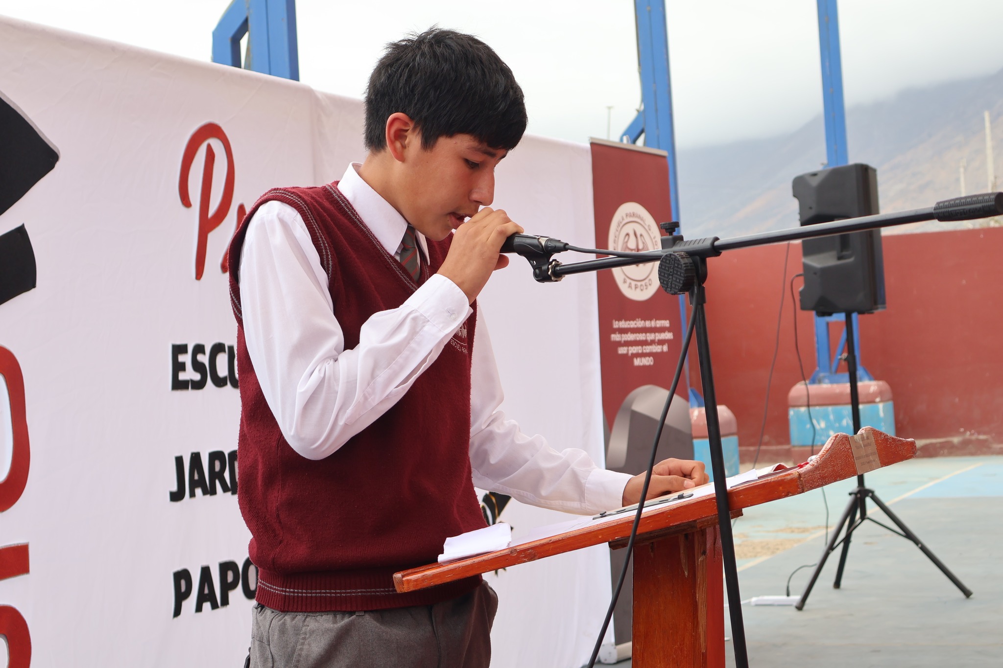 Estudiante de la Escuela Paranal G-107 entrega discurso durante ceremonia de licenciatura 2025 en Paposo.