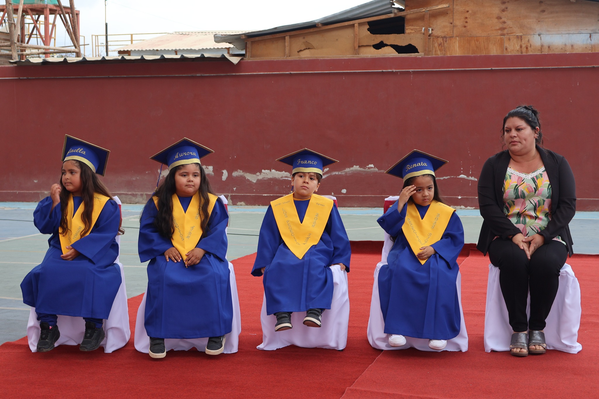 Párvulos del Jardín Infantil Los Pececitos sentados durante la ceremonia de licenciatura 2025 de la Escuela Paranal.