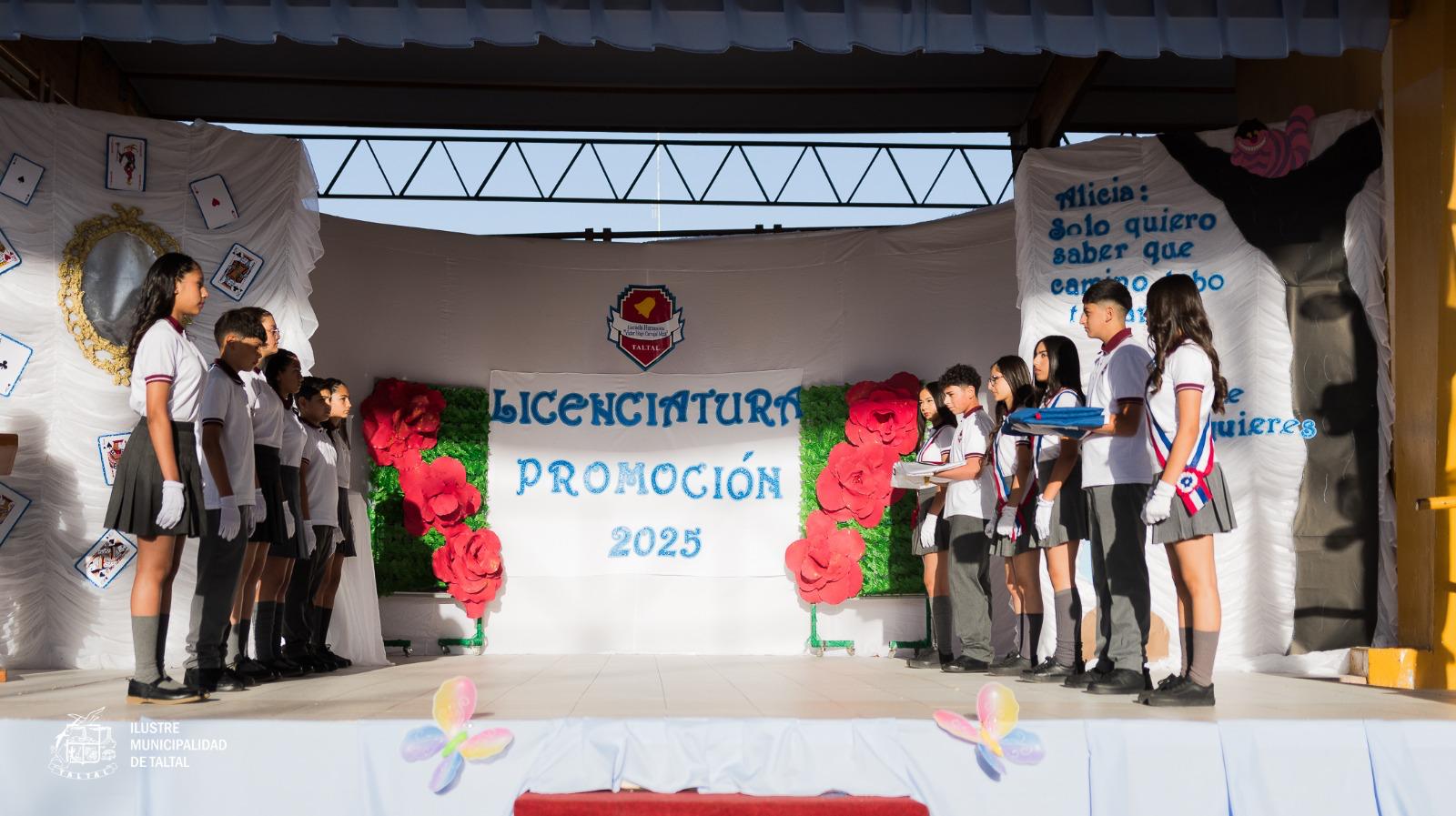 Alumnos de la promoción saliente entregan el estandarte nacional a los nuevos abanderados de la escuela.