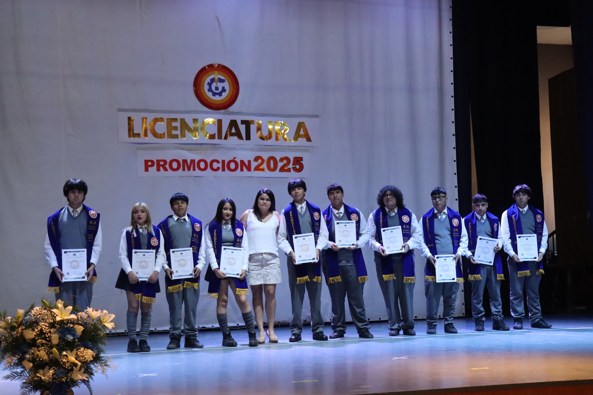 Entrega de reconocimientos a estudiantes destacados del Liceo Politécnico de Taltal durante la licenciatura 2025.