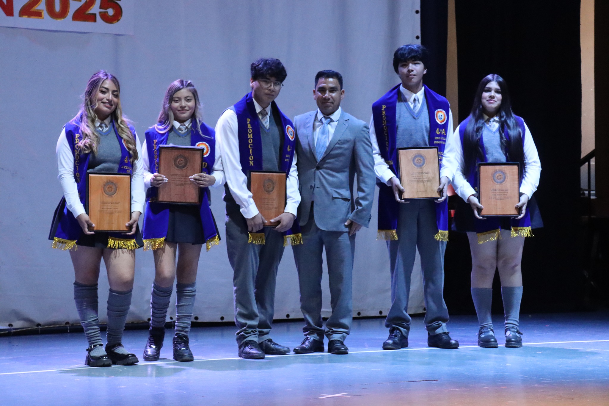 Grupo de estudiantes de cuarto medio del Liceo Politécnico de Taltal posando con sus licencias en la Promoción 2025.