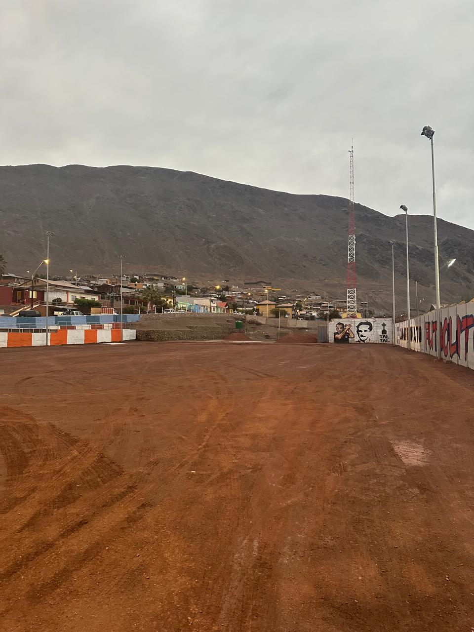 Vista general de la cancha de futbolito de Taltal tras el inicio de las obras de mejoramiento para el torneo de verano 2026.